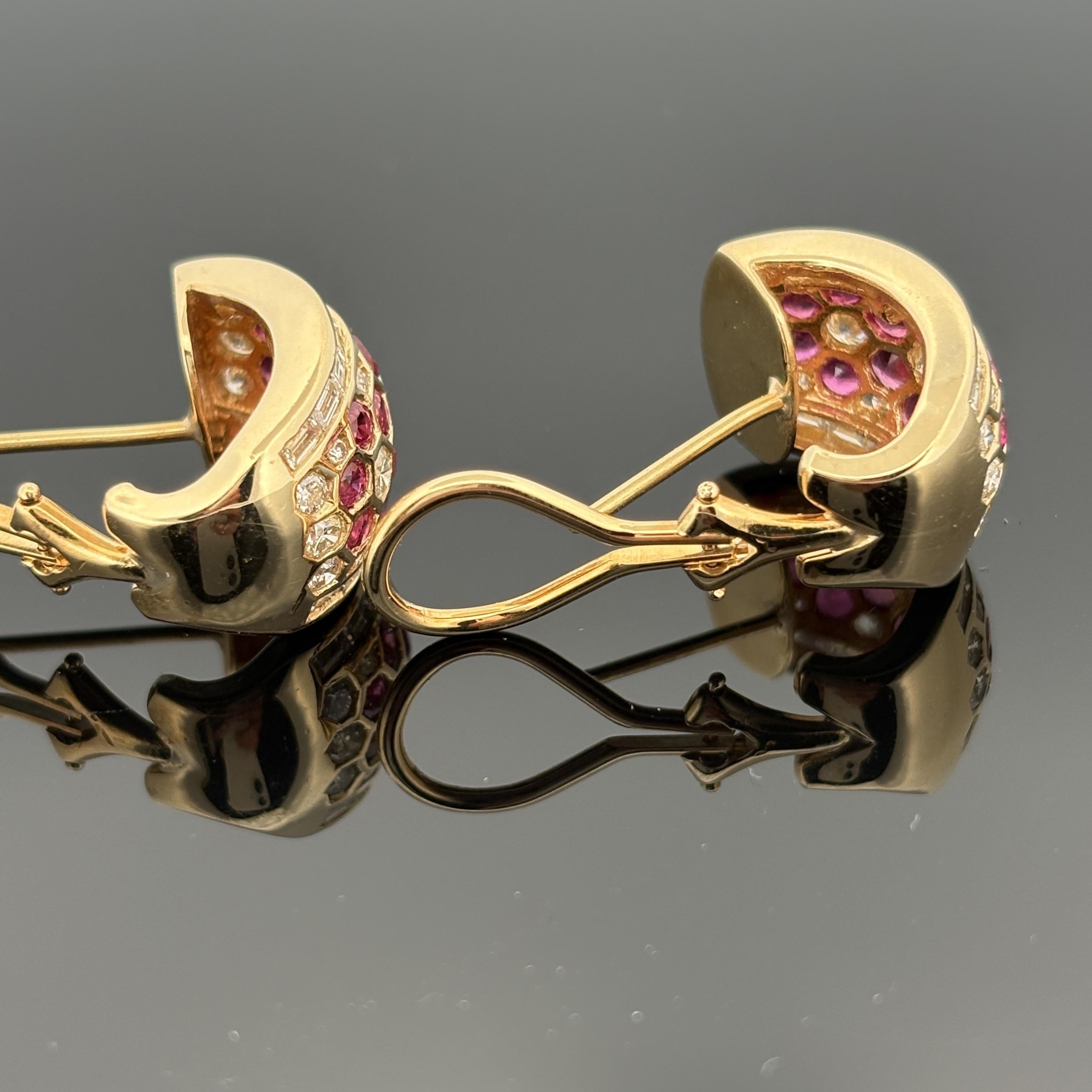 De las mujeres Pendientes de aro en forma de panal de oro amarillo de 18k con rubíes y diamantes 3,75 ctw en venta