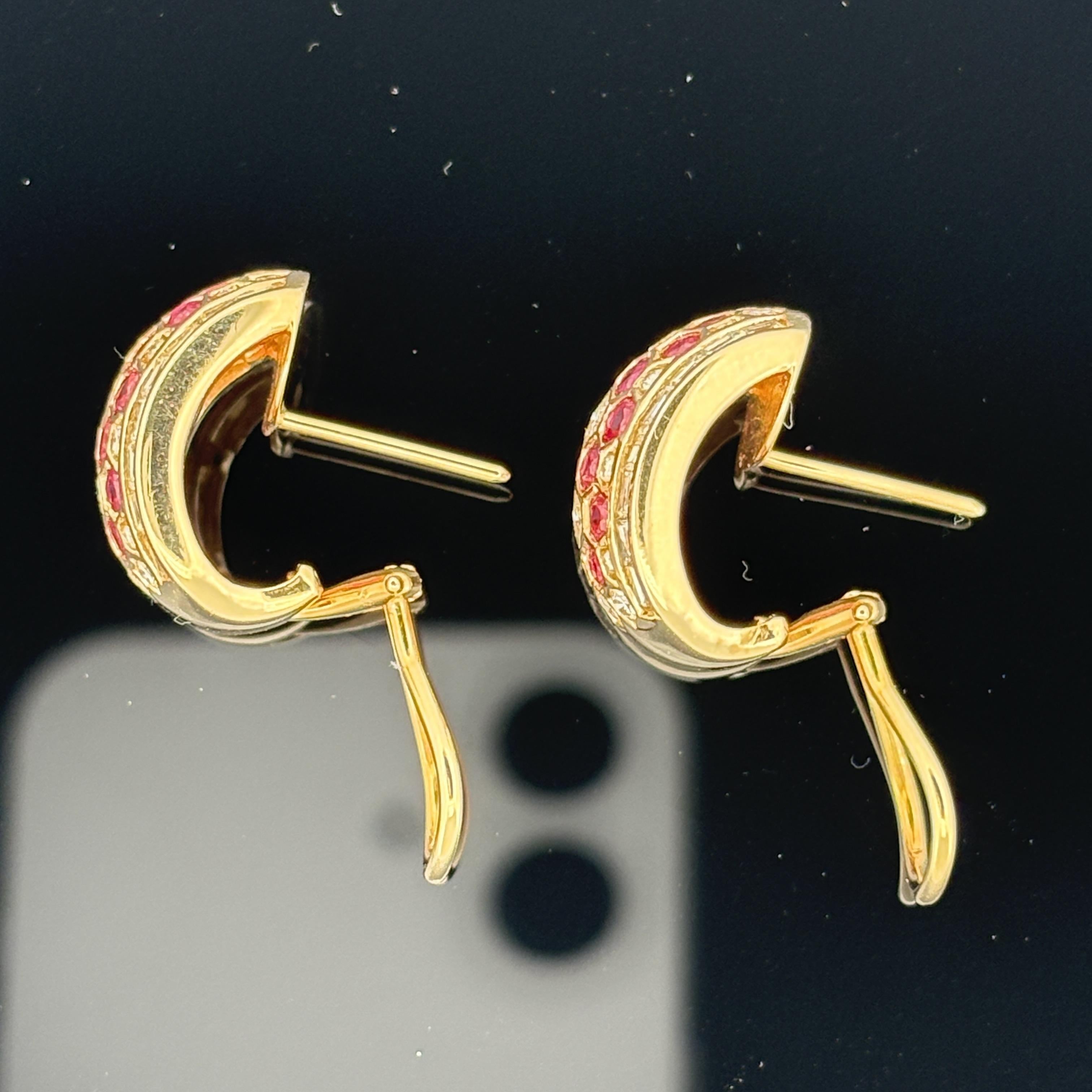 Pendientes de aro en forma de panal de oro amarillo de 18k con rubíes y diamantes 3,75 ctw en venta 1