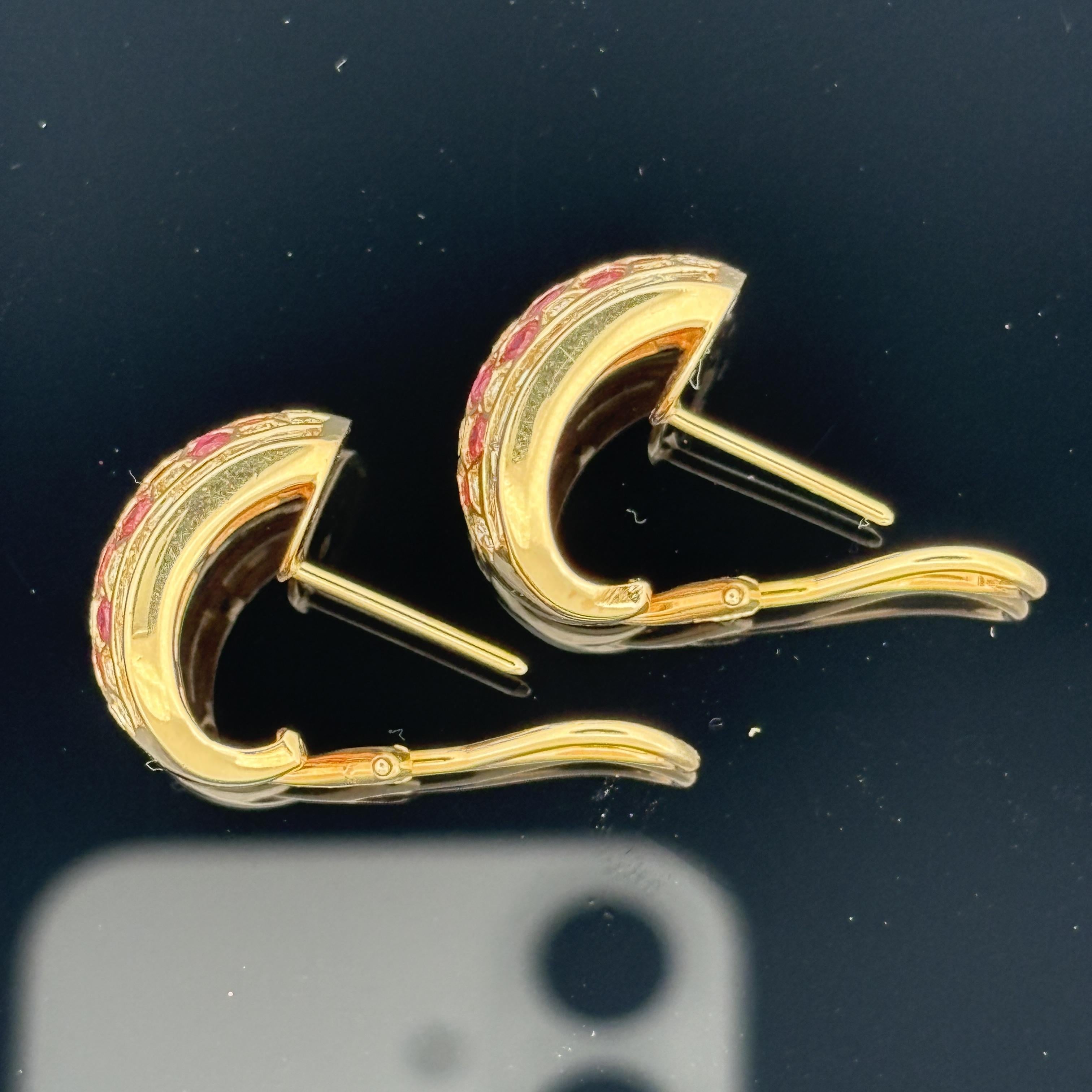 Pendientes de aro en forma de panal de oro amarillo de 18k con rubíes y diamantes 3,75 ctw en venta 2
