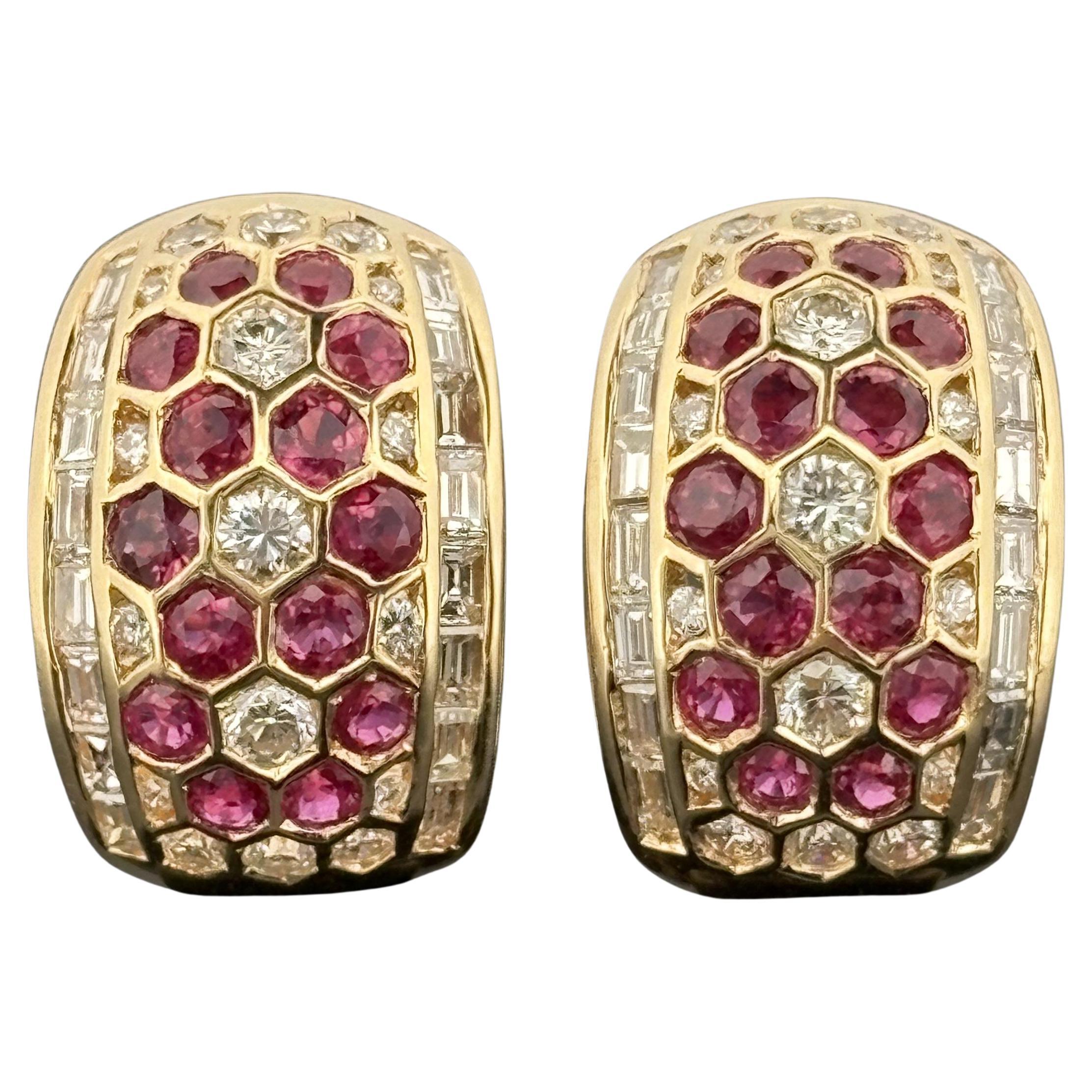 Pendientes de aro en forma de panal de oro amarillo de 18k con rubíes y diamantes 3,75 ctw en venta