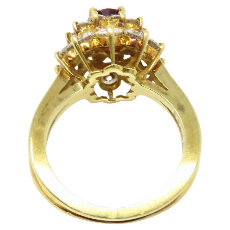 Precioso anillo con un rubí central y 20 Diamantes 

Rubí 6,5 x 4,6 x 3,3 mm, aproximadamente 1 ct

Marcado KW 18k 49957 58123

Anillo superior 15 x 13 mm. Anillo talla 5,5 (Tamaño grande)

Peso total: 7,1 gramos
