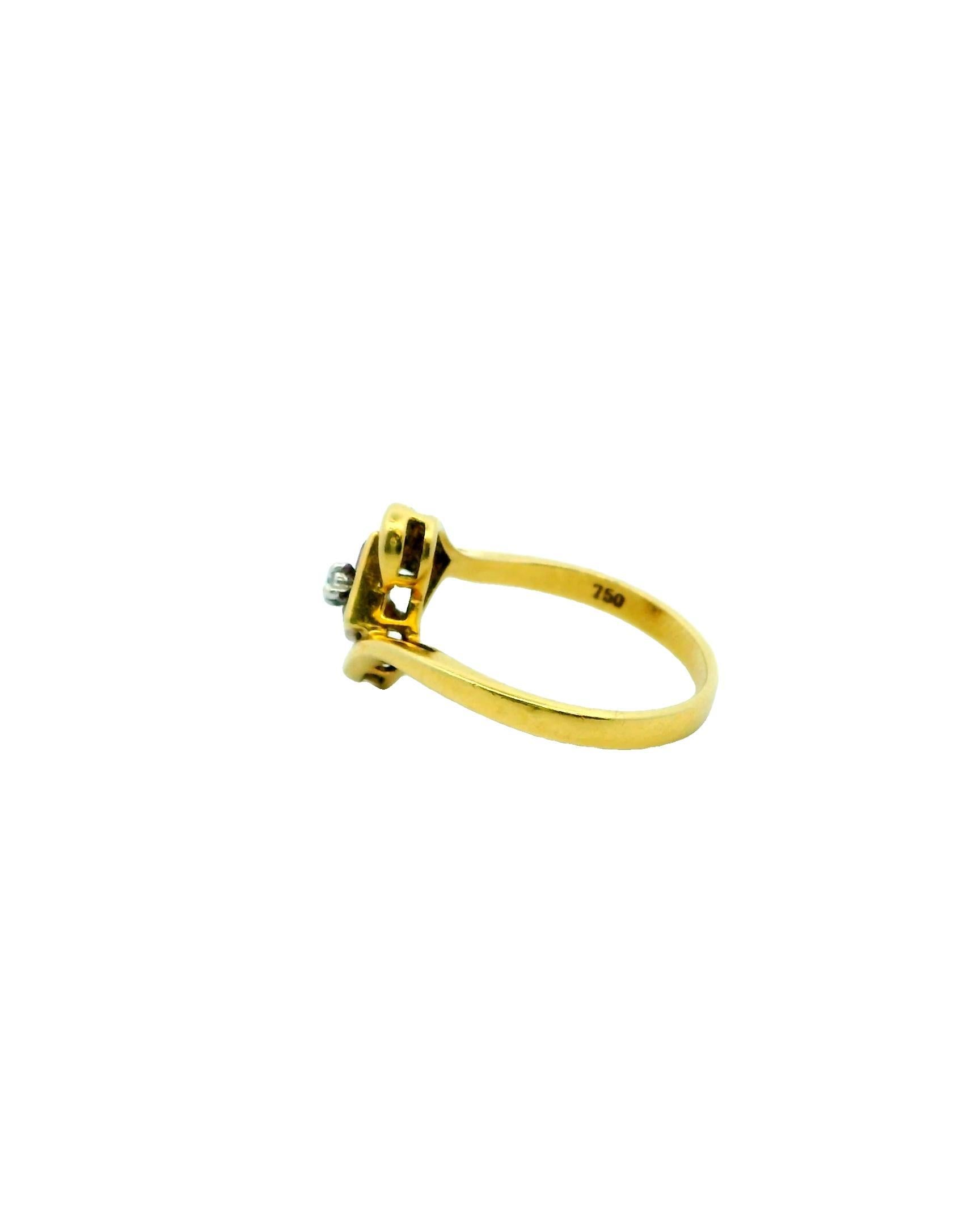 Elegante bague du 21e siècle en or jaune 18k avec rubis et diamants. Cette bague exquise est réalisée en or jaune 18 carats. Le centre est orné d'un étonnant rubis taillé en carré, pesant 0,5 carat, d'une teinte rouge éclatante. Accentuant le rubis,
