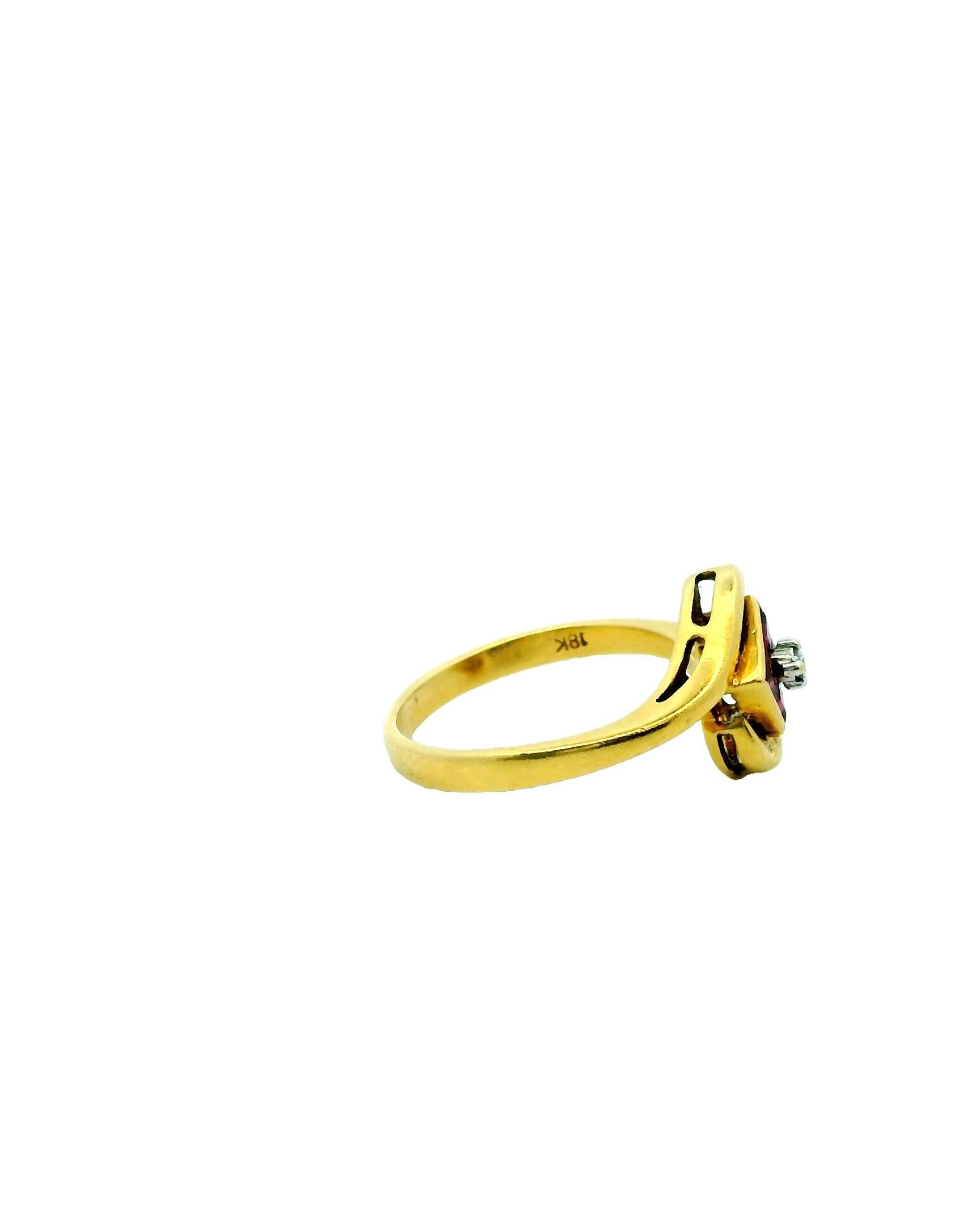 Taille carrée Bague en or jaune 18K avec rubis et diamants en vente