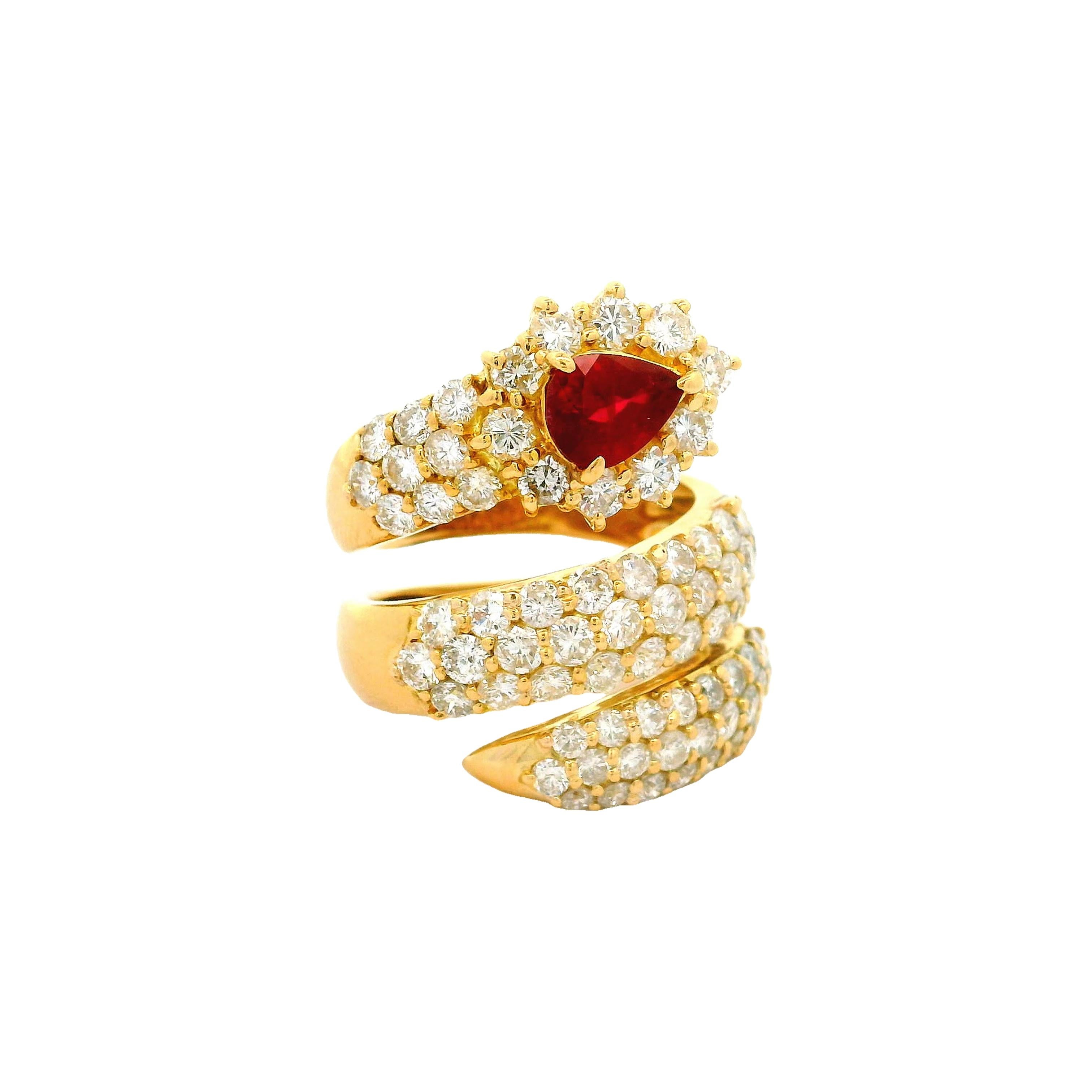 Cette bague de mode captivante est ornée d'un rubis taille poire pesant 1,08 carats. Le rubis présente une teinte rouge vif qui attire immédiatement l'attention. Autour de la pierre centrale, des diamants de taille ronde, totalisant 3,03 carats,