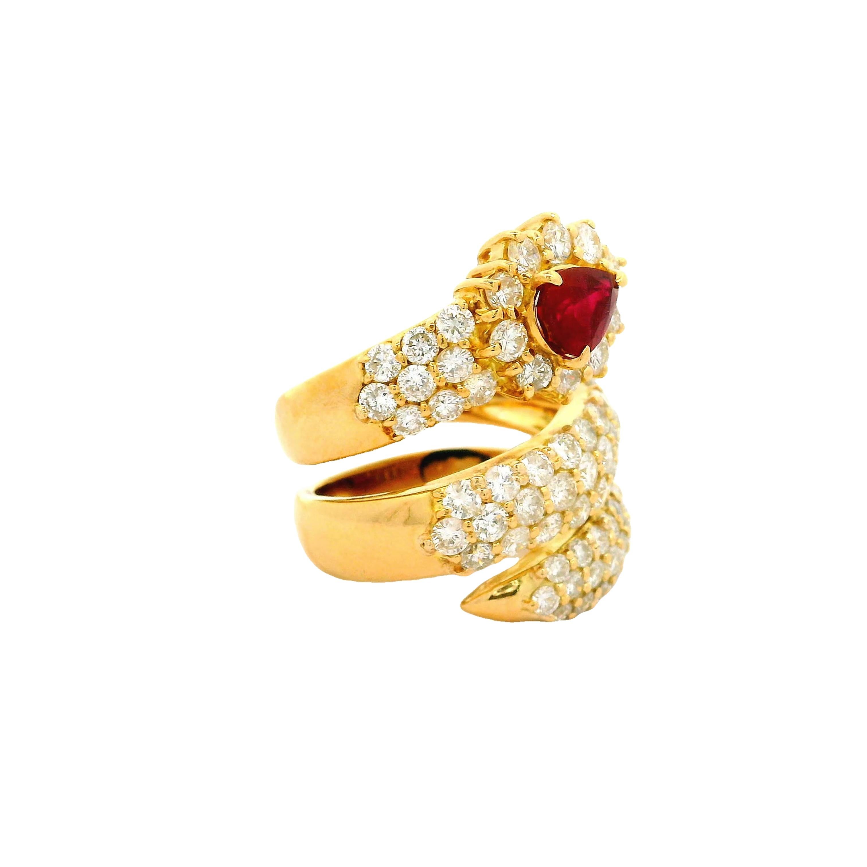 Taille poire Bague serpent en or jaune 18k avec rubis et diamants en vente