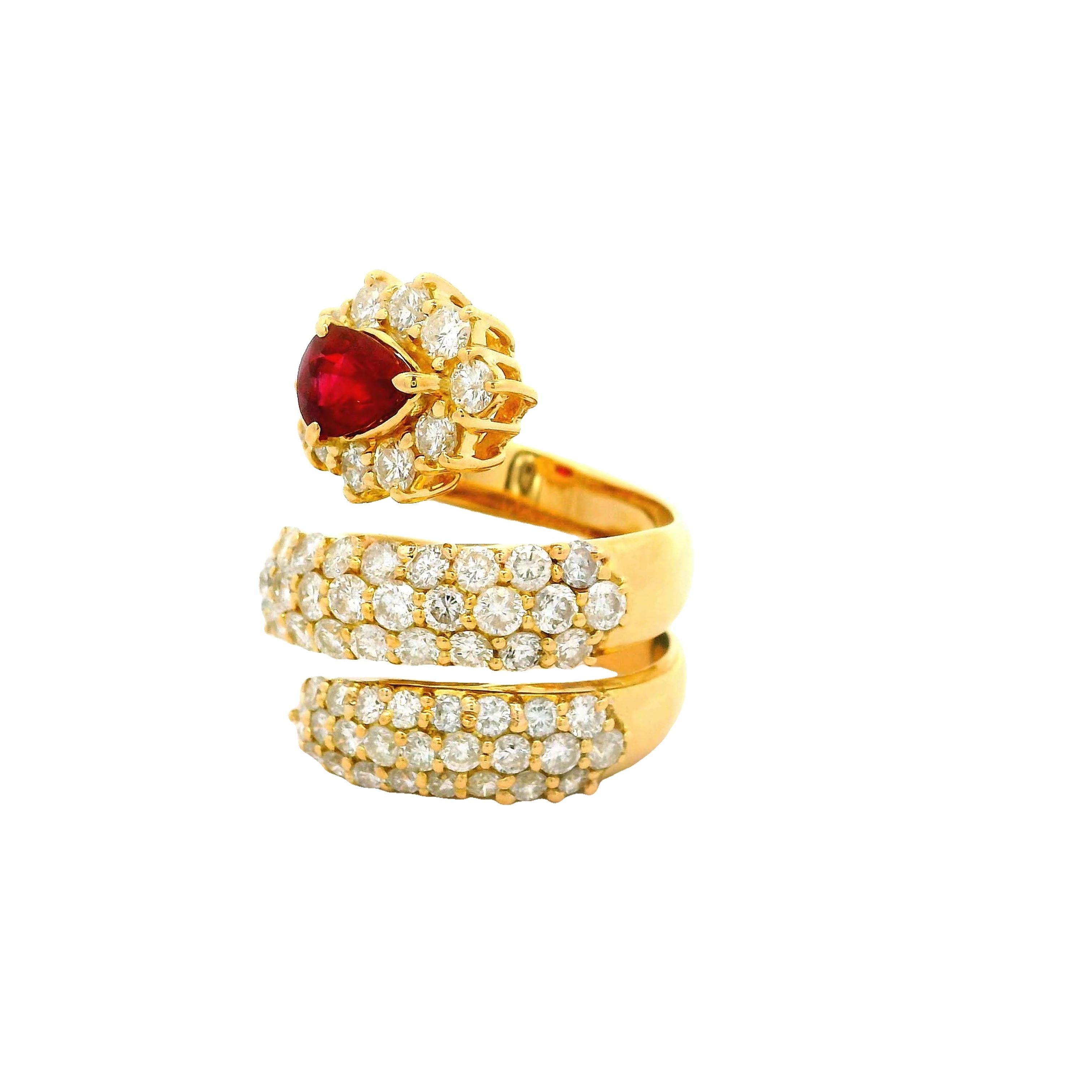 Bague serpent en or jaune 18k avec rubis et diamants Excellent état - En vente à Beverly Hills, CA