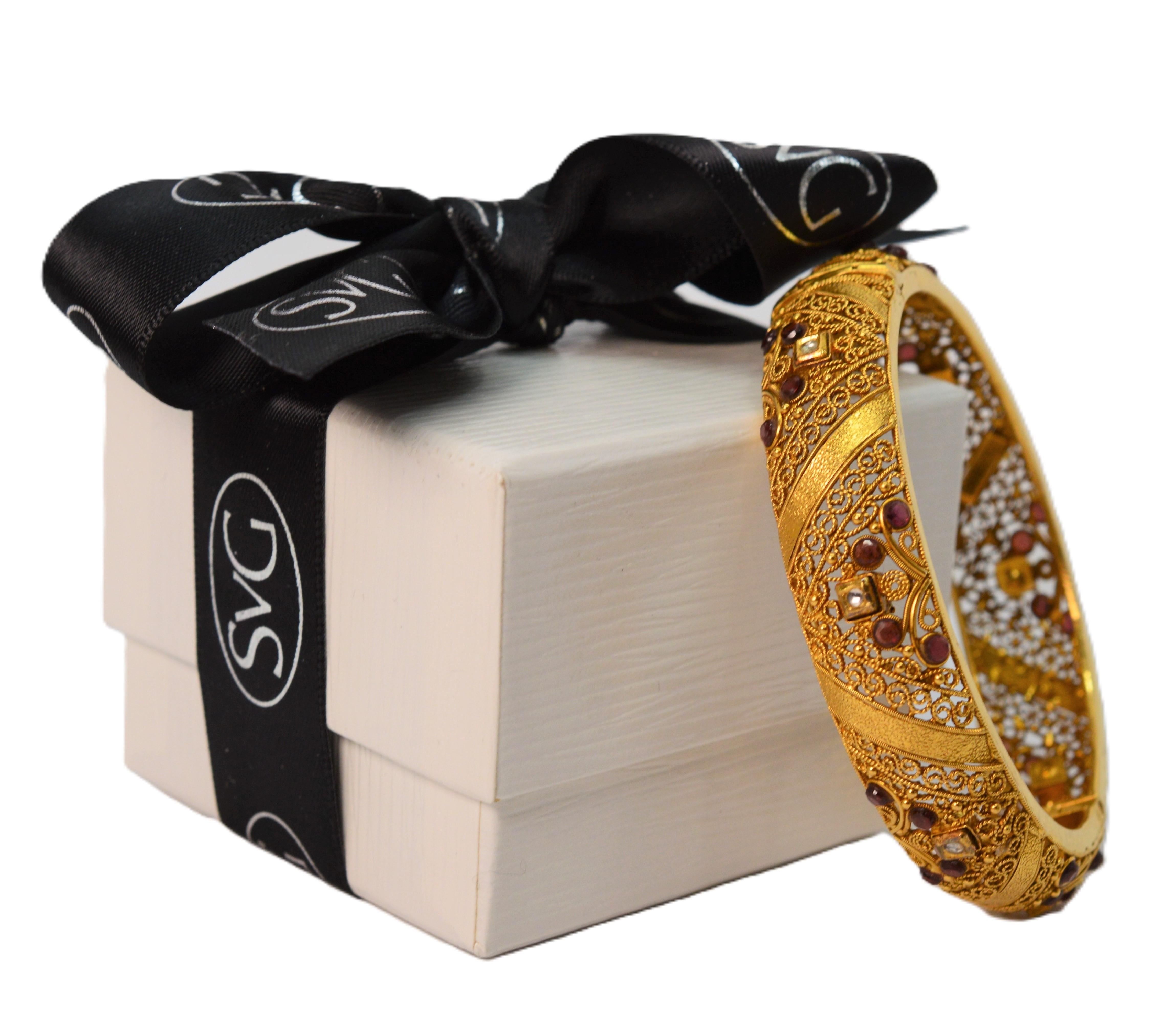 Bracelet jonc filigrane orné d'or jaune 22 carats avec accents de diamants et rubis en vente 3