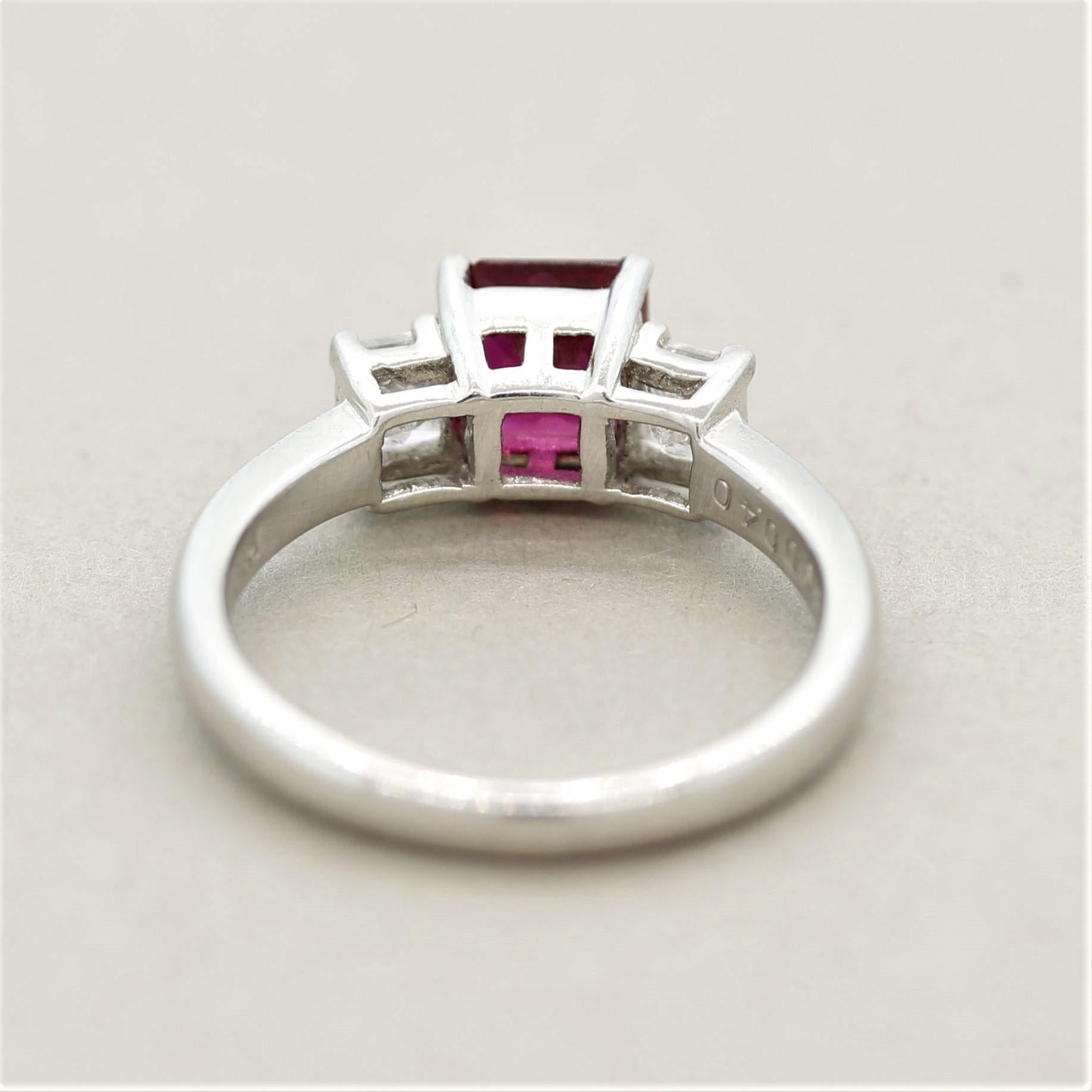 Anillo de platino con 3 piedras de rubí y diamante en Nuevo estado para la venta en Beverly Hills, CA