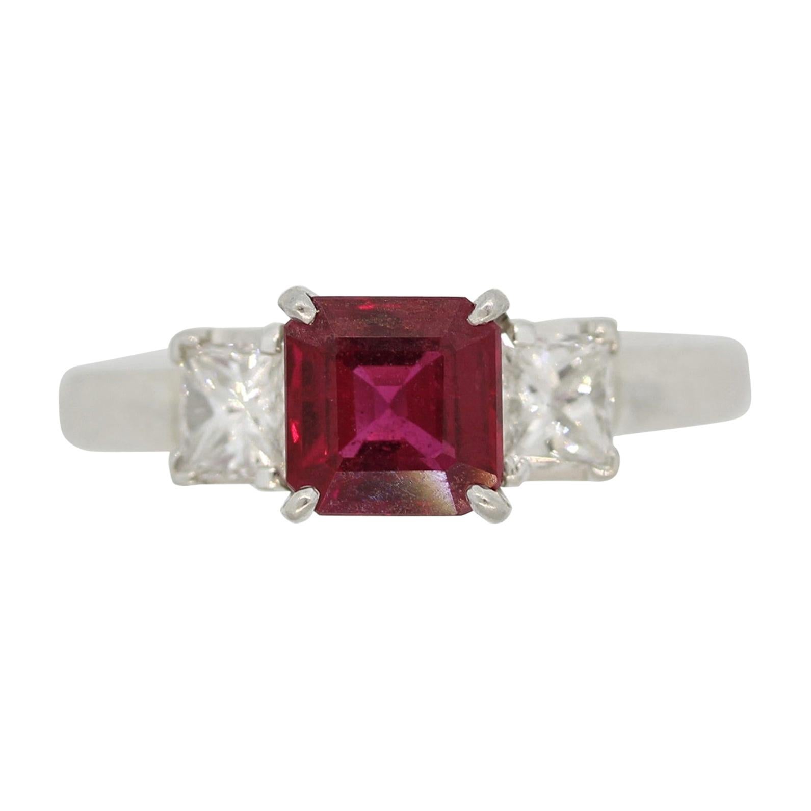 Anillo de platino con 3 piedras de rubí y diamante en venta