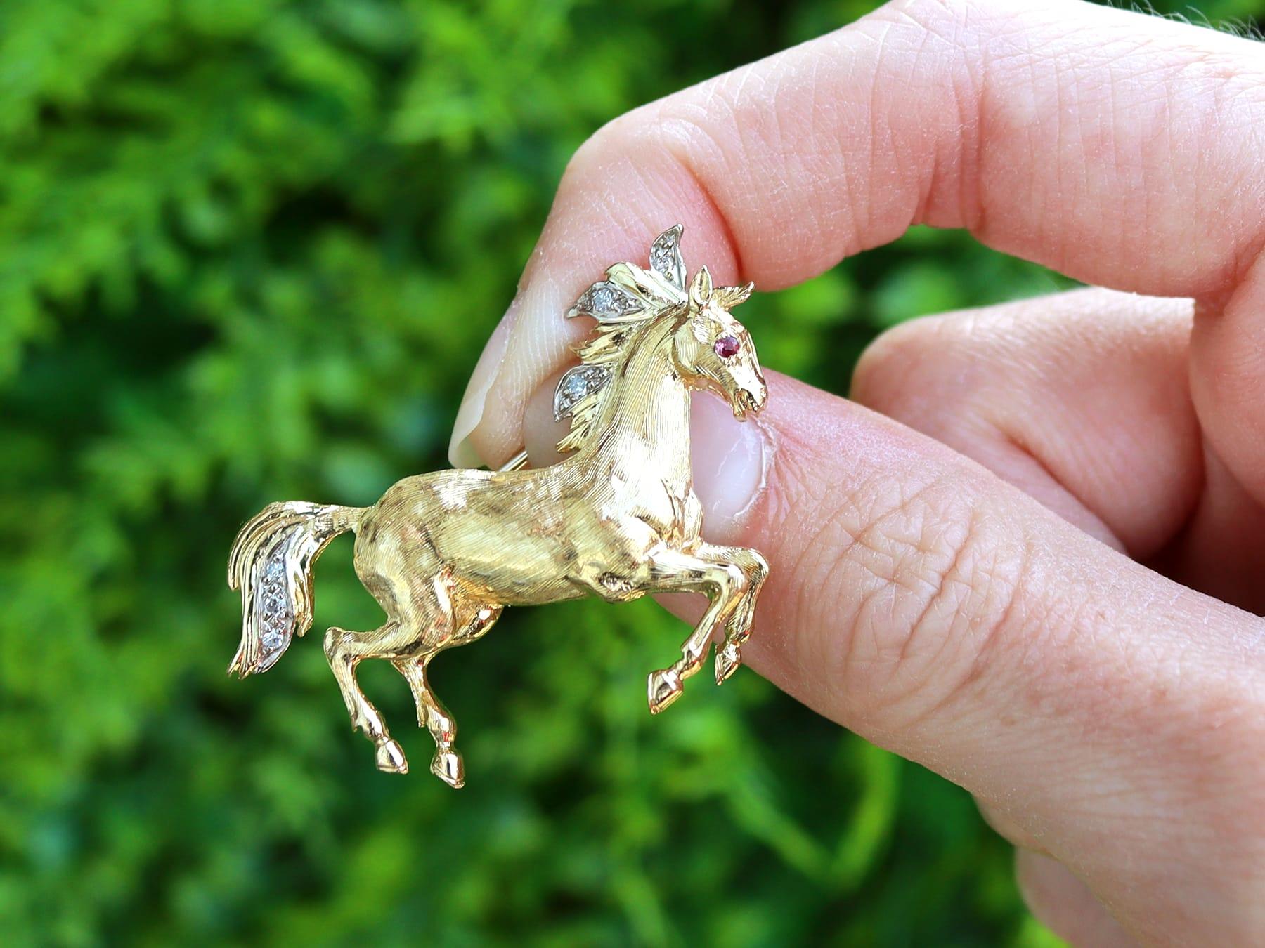 This fine and impressive vintage horse brooch has been crafted in 18k yellow gold.

The vintage brooch has been realistically modelled in the form of a galloping horse.

The body of the horse is embellished with a textured finish.

The horse's mane