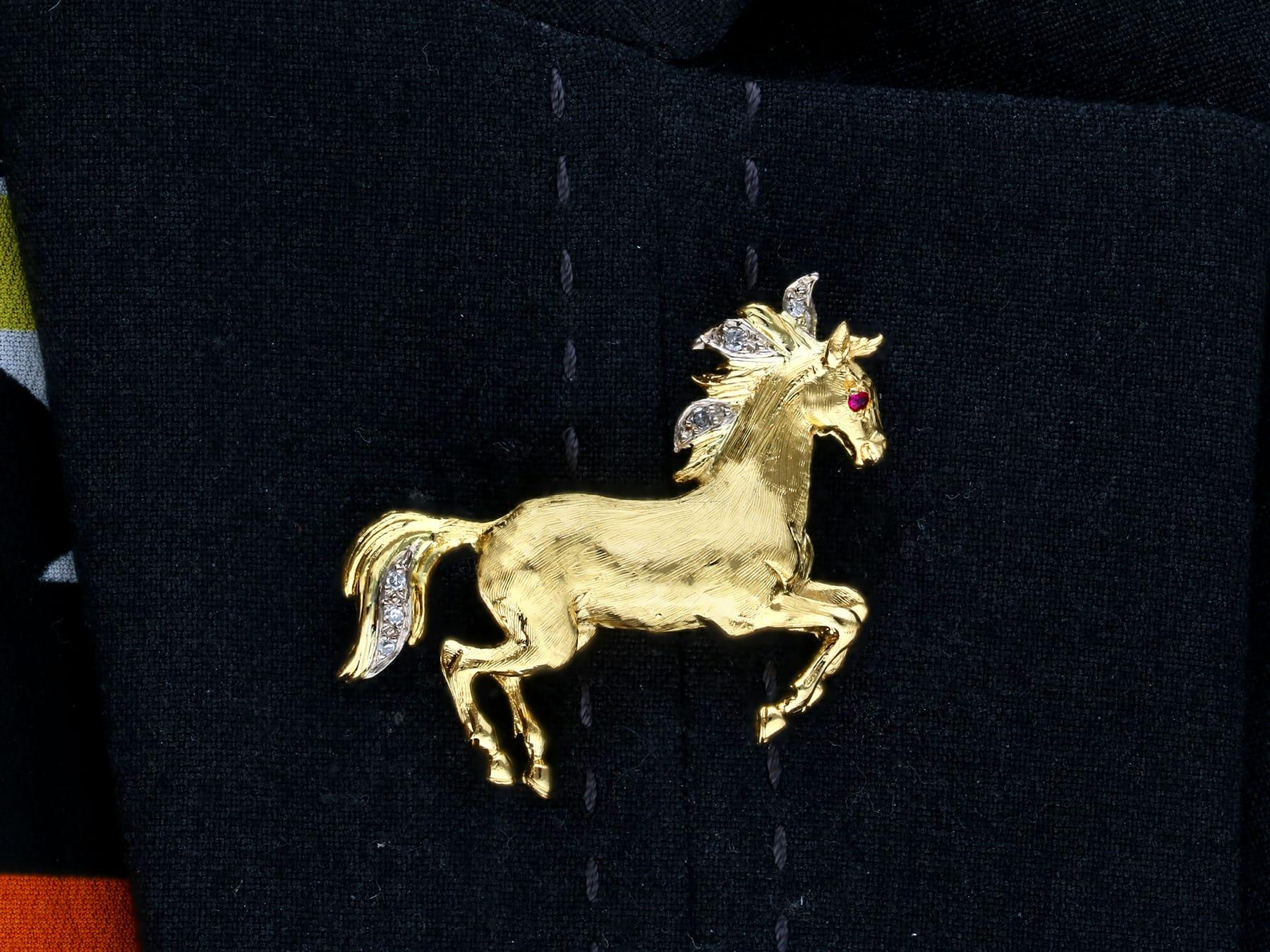 Ruby, Diamond and 18k Yellow Gold Horse Brooch - Vintage (1971) For Sale 3