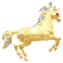 Broche cheval en or jaune 18 carats, rubis et diamants - Vintage (1971)