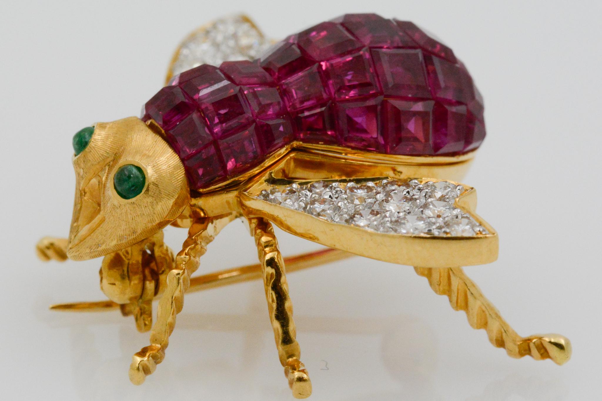 Ruby Diamond and Emerald 18 Karat Yellow Gold French Bee Pin In Good Condition In Dallas, TX