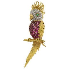 Cockatiel-Brosche aus 18 Karat Gelbgold mit Rubin, Diamanten und Smaragden