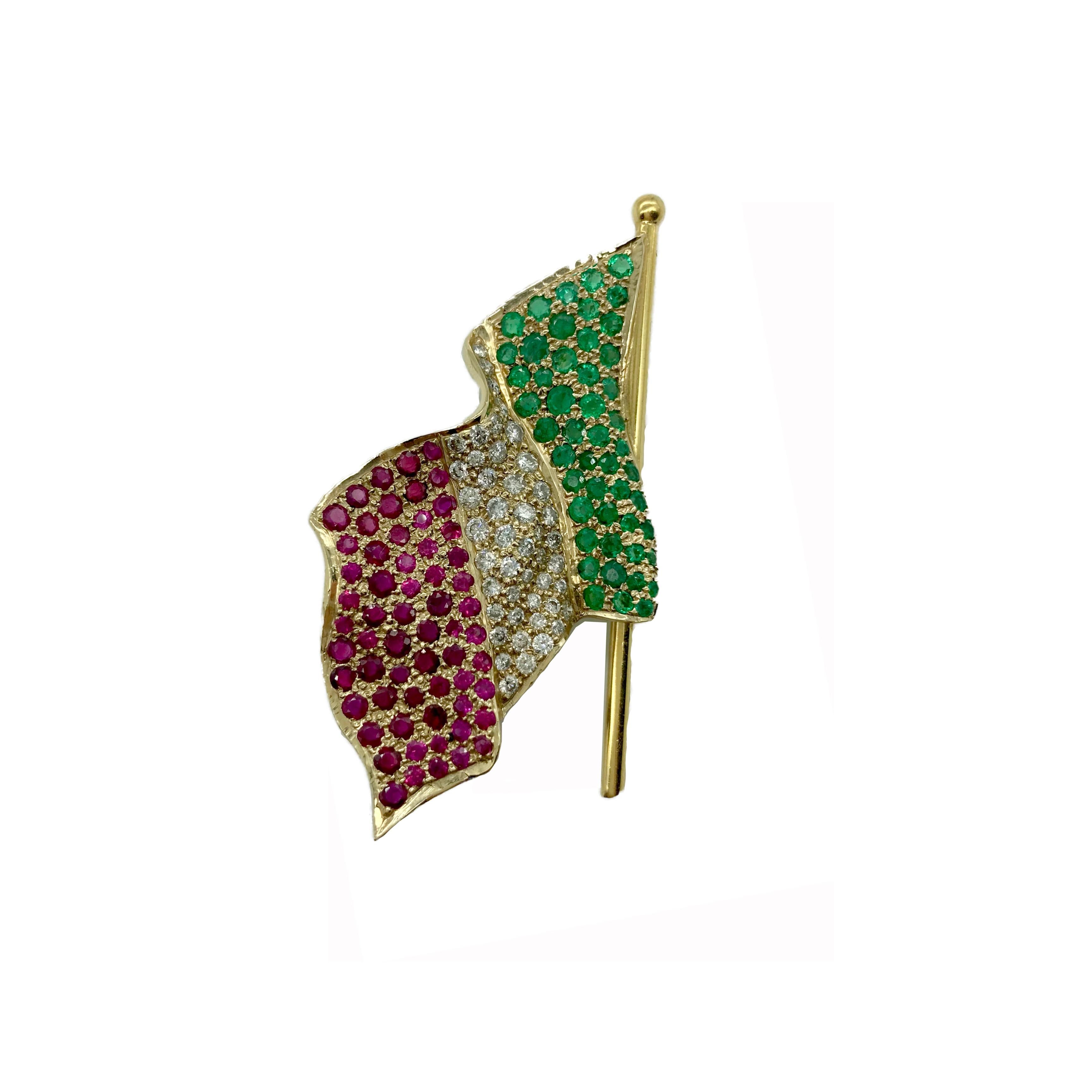 Une broche chic au drapeau italien incrustée de rubis, d'émeraudes et de diamants. Fabriquées en Italie.