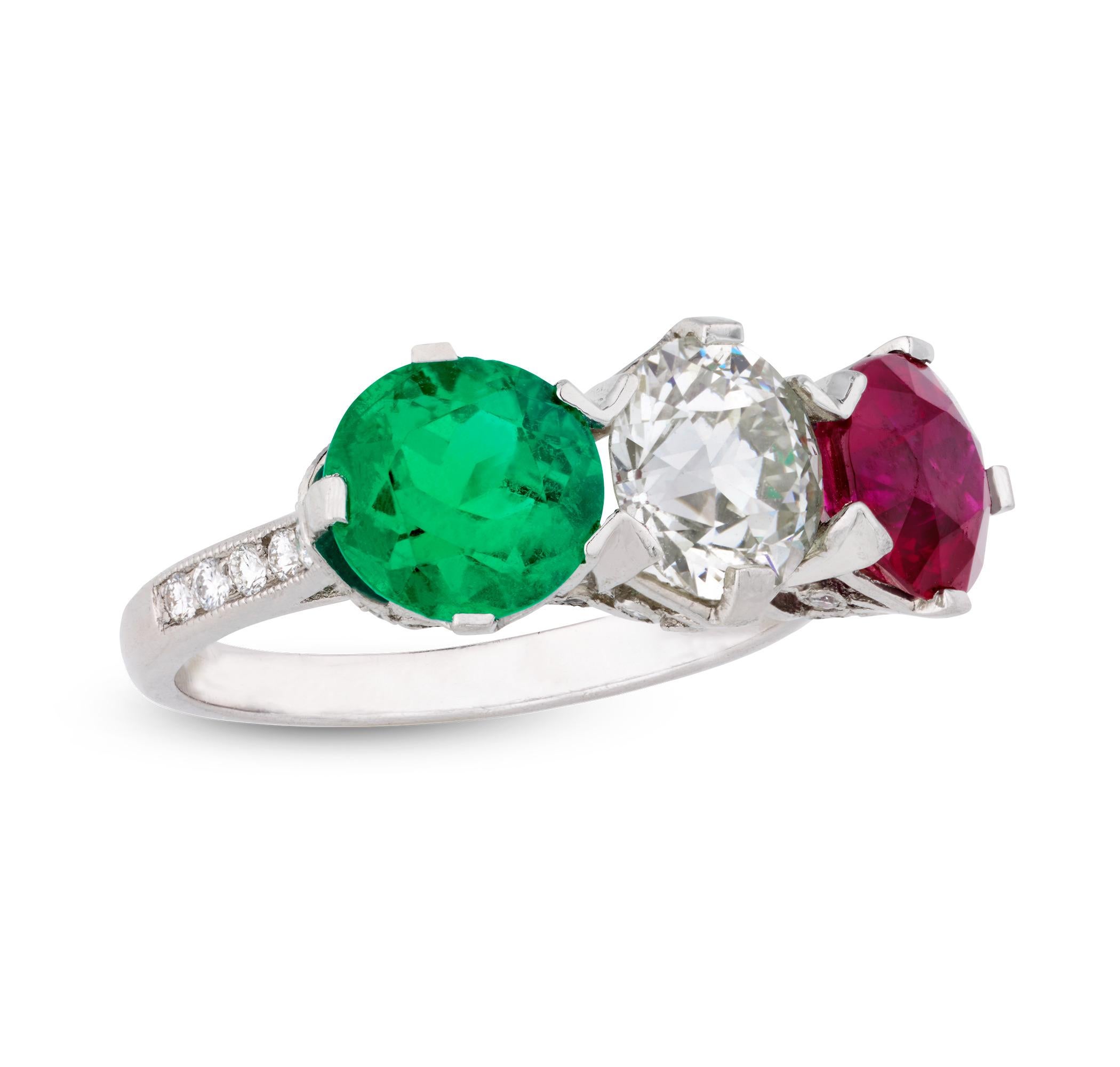 Edoardiano Anello con rubino, diamante e smeraldo in vendita