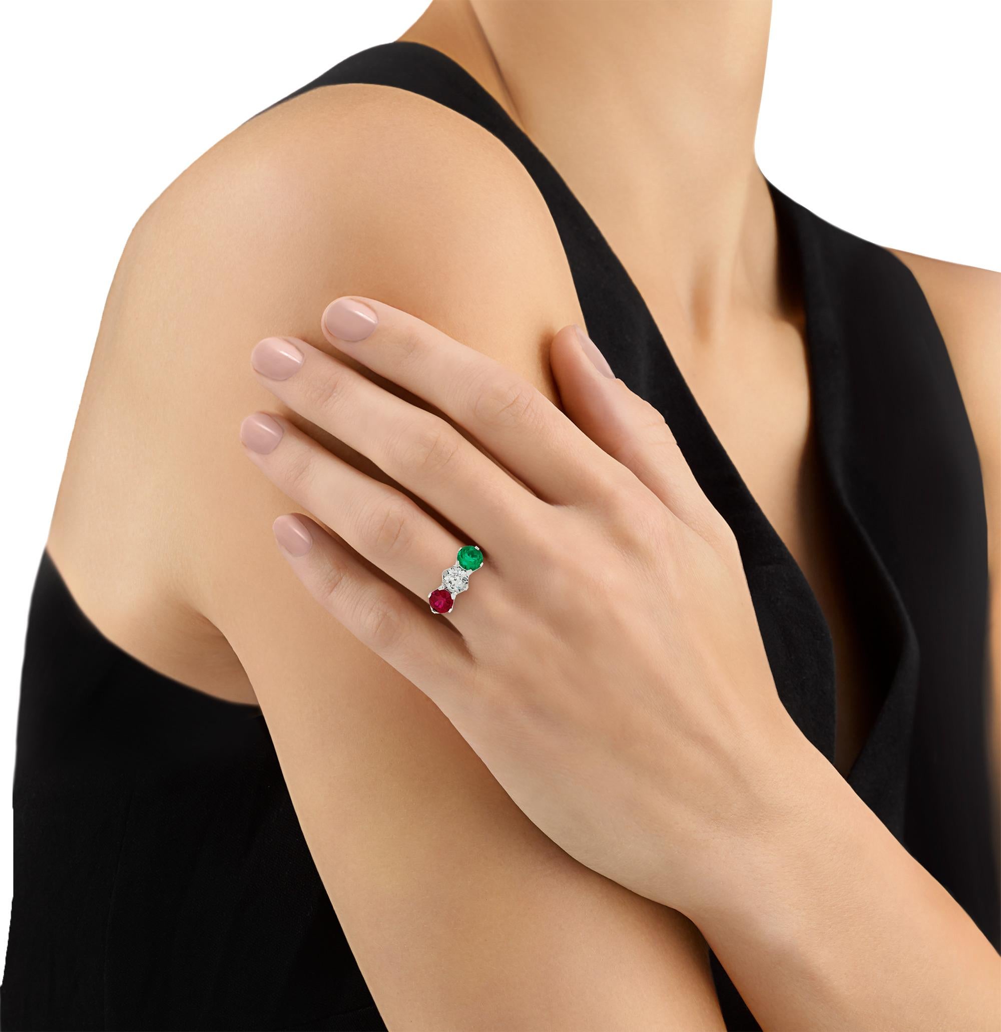 Taglio rotondo Anello con rubino, diamante e smeraldo in vendita