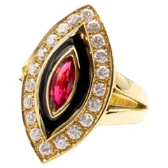 Anillo marquesa de oro de 18 quilates con diamante rubí y esmalte