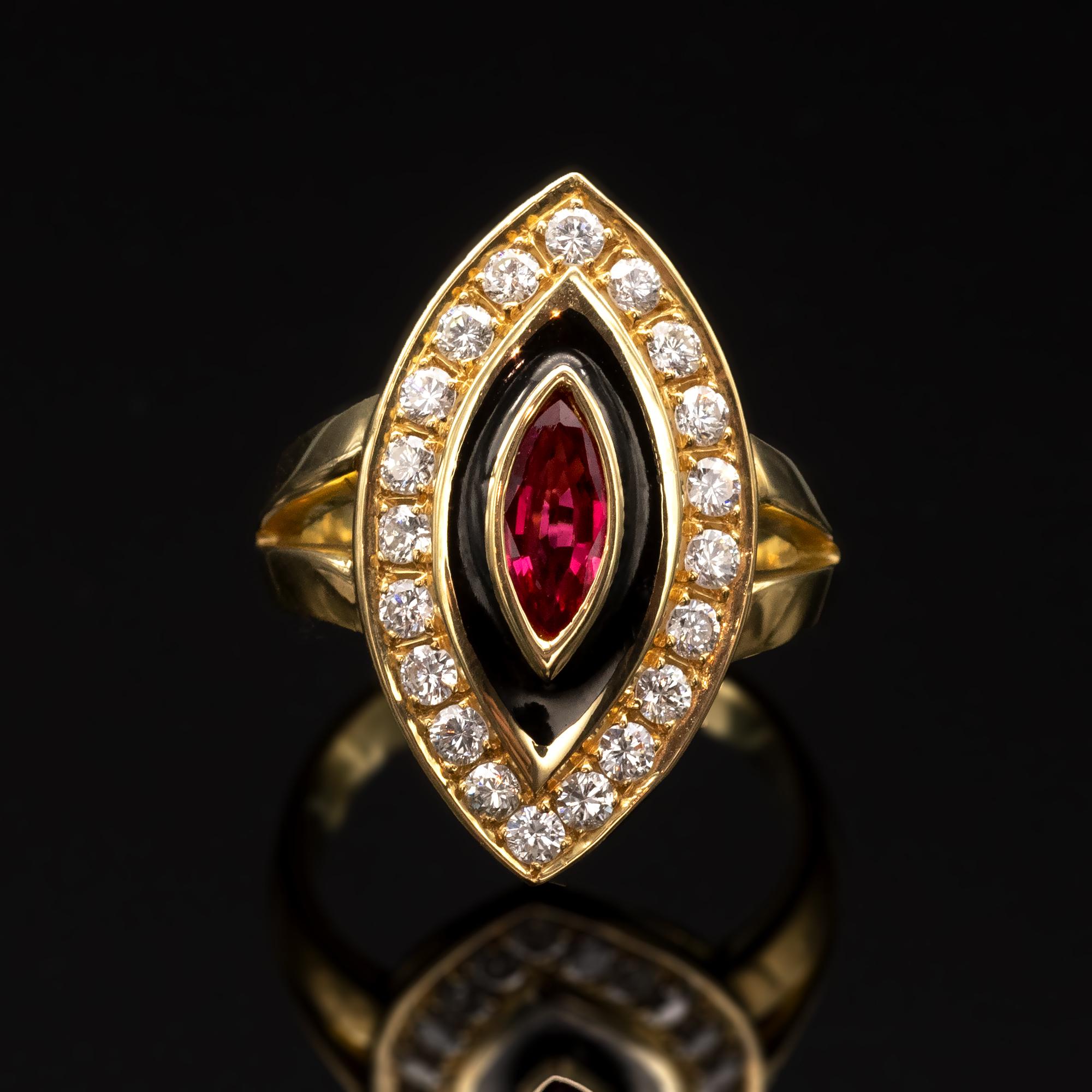 Este anillo marquesa es una combinación perfecta de líneas afiladas y suaves y bordes redondeados, y se asienta perfectamente plano. De excelente factura, es a la vez sencillo y elegante, con un rubí central (aprox. 0,70 ct) montado junto a