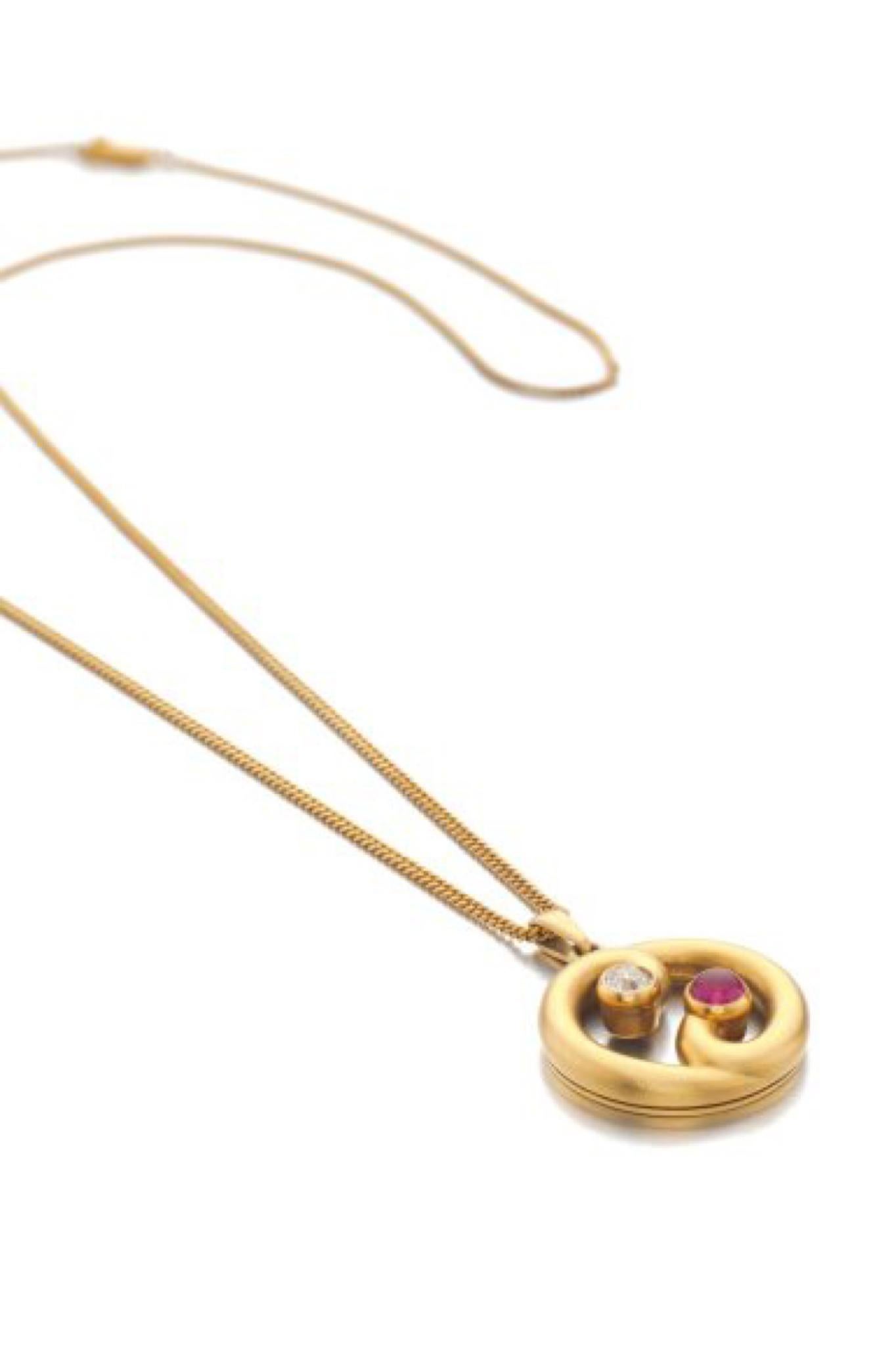 Dalla collezione di Ferdinando I, Zar di Bulgaria (1861-1948)

- Ciondolo con rubino, diamante e oro. 
- Periodo: Inizio del XX secolo
- Di forma circolare, incastonato con un rubino cabochon e un diamante a taglio circolare, da una catena a maglie
