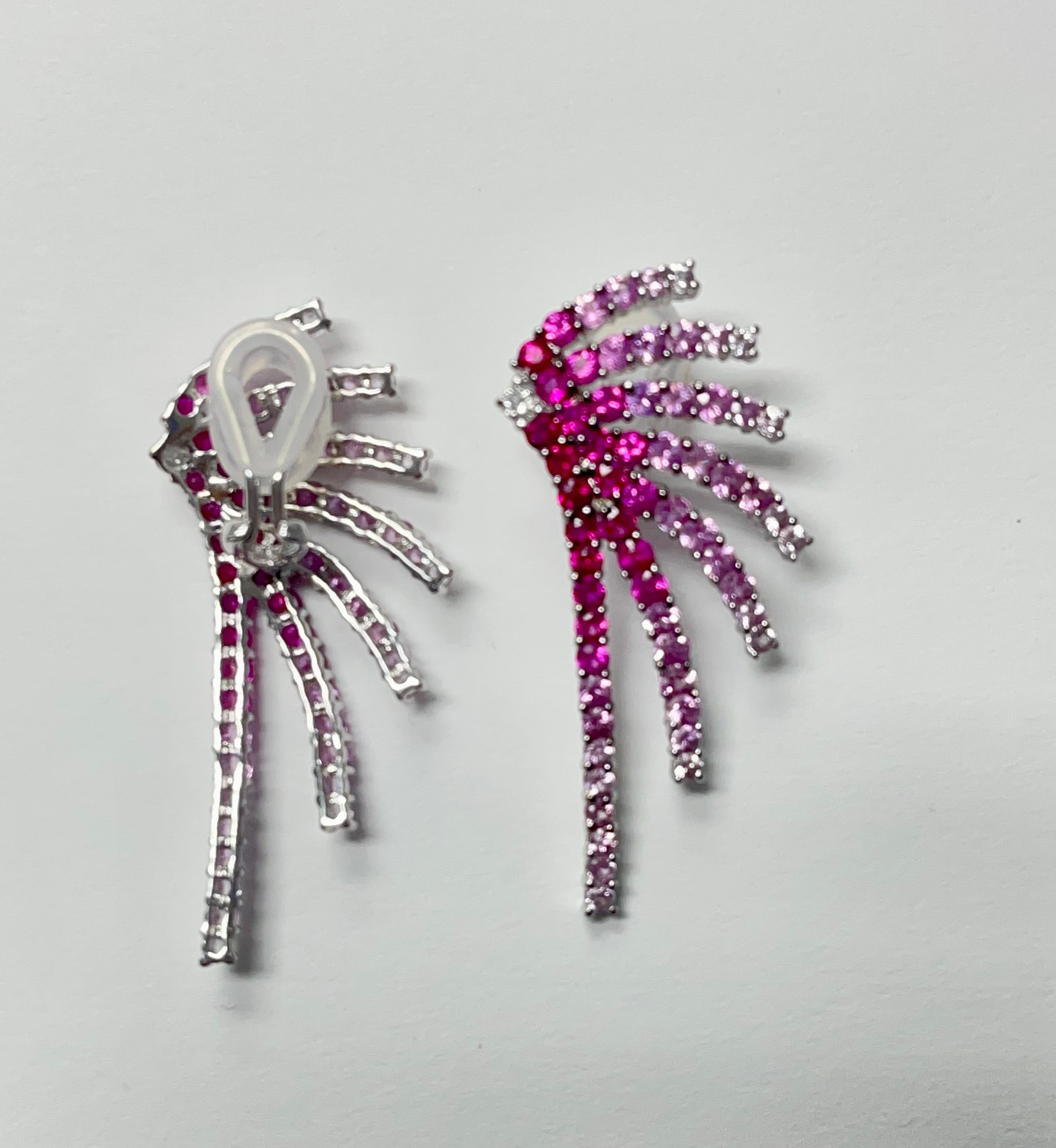 Contemporain Boucles d'oreilles Fire cracker en or blanc, diamant rubis et saphir rose.  en vente