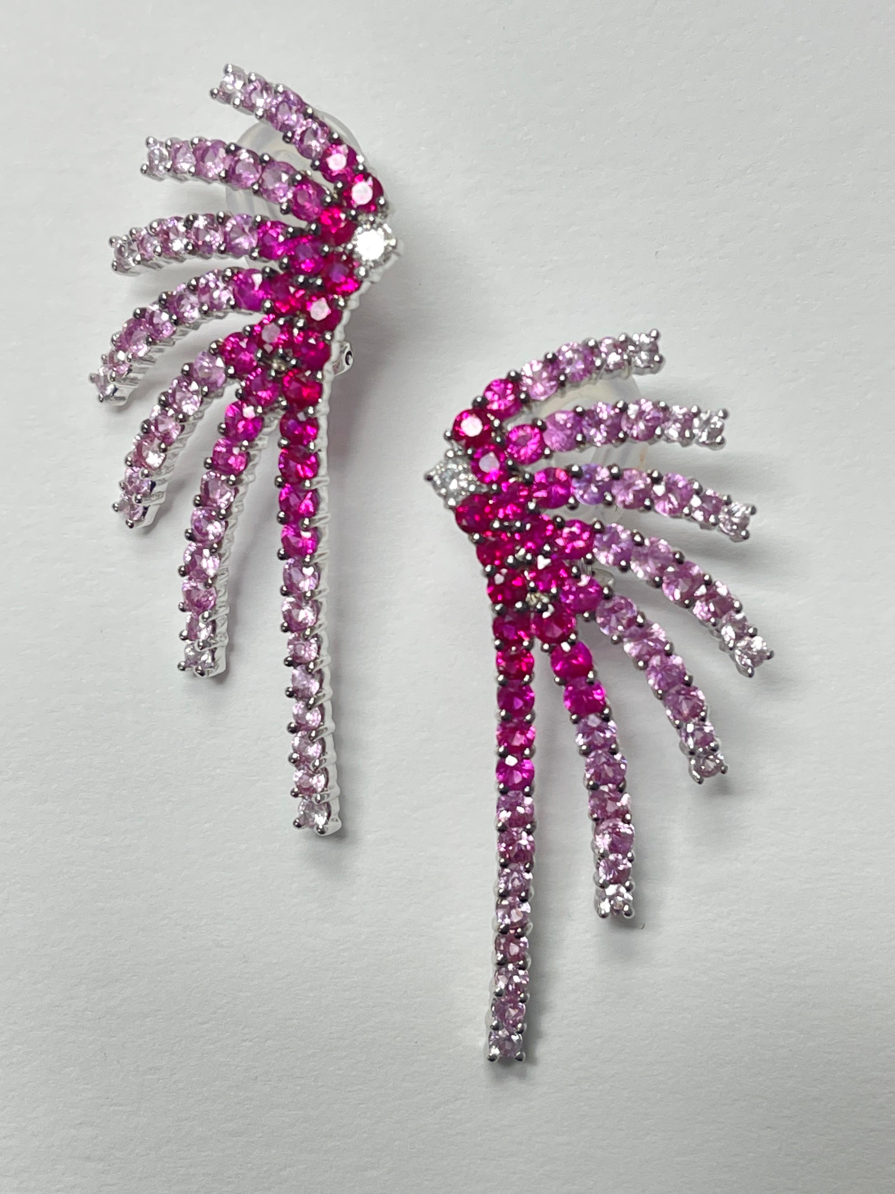 Taille ronde Boucles d'oreilles Fire cracker en or blanc, diamant rubis et saphir rose.  en vente