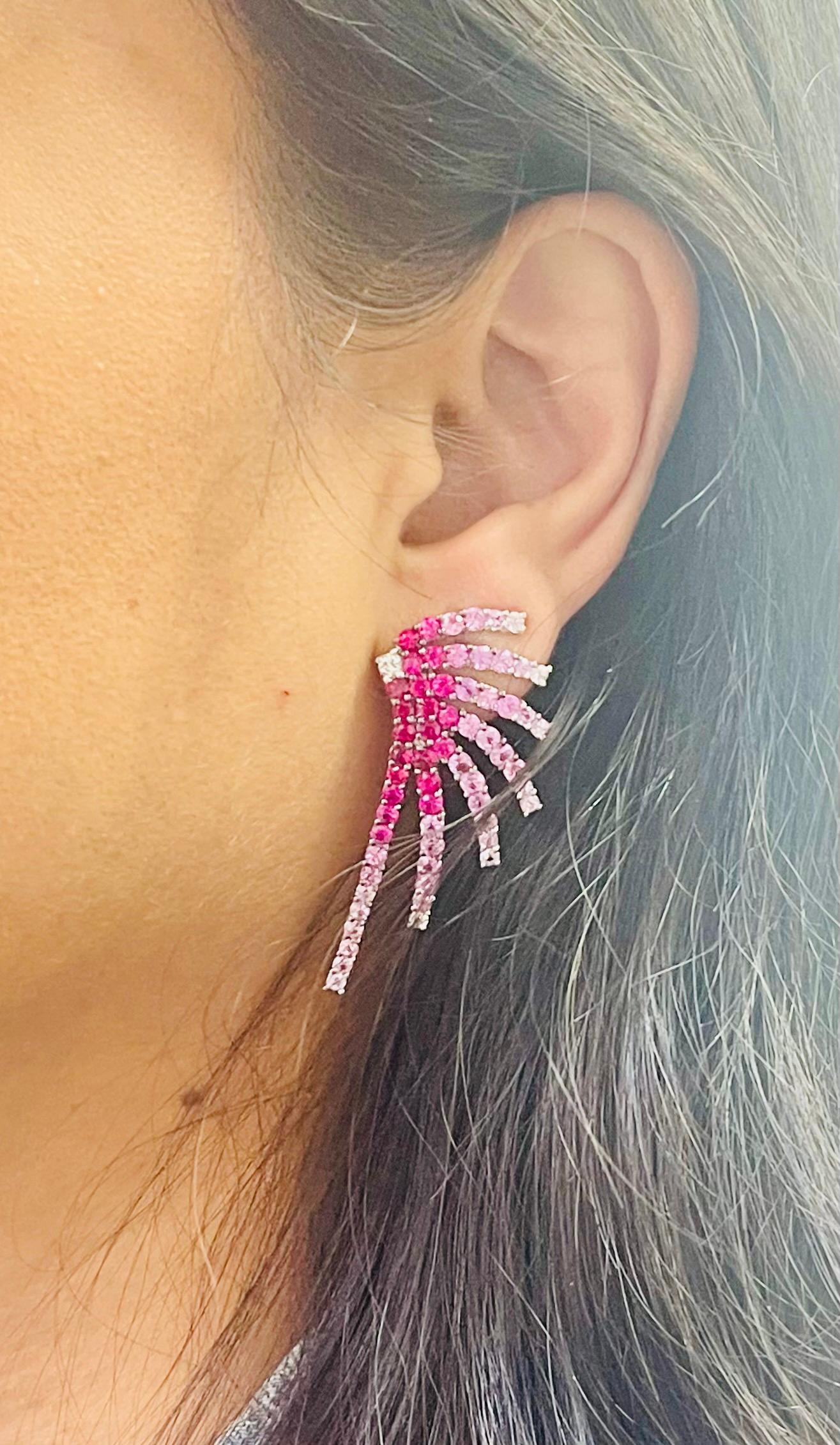 Rubin-Diamant und rosa Saphir Fire Cracker Ohrringe In Weißgold.  im Zustand „Hervorragend“ im Angebot in New York, NY