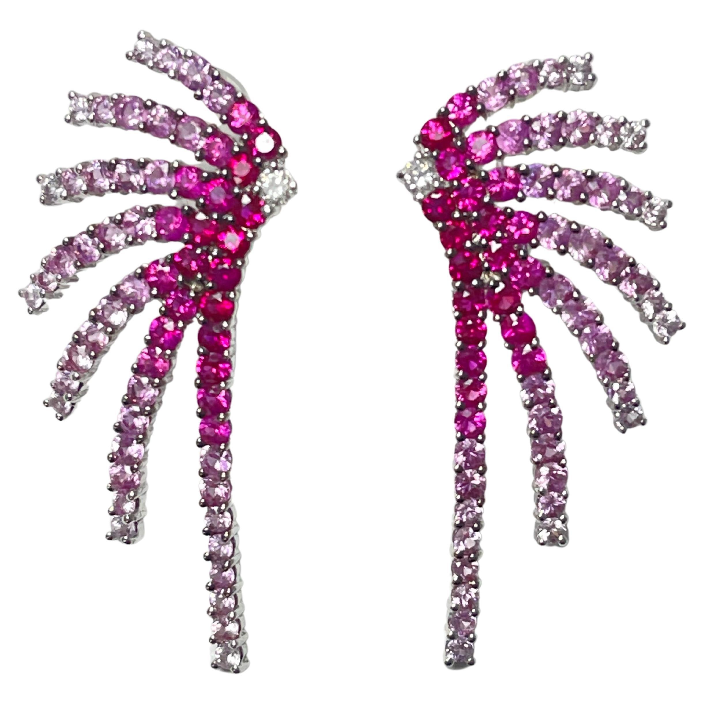 Boucles d'oreilles "Fire Cracker" en or blanc, rubis, diamant et saphir rose en vente