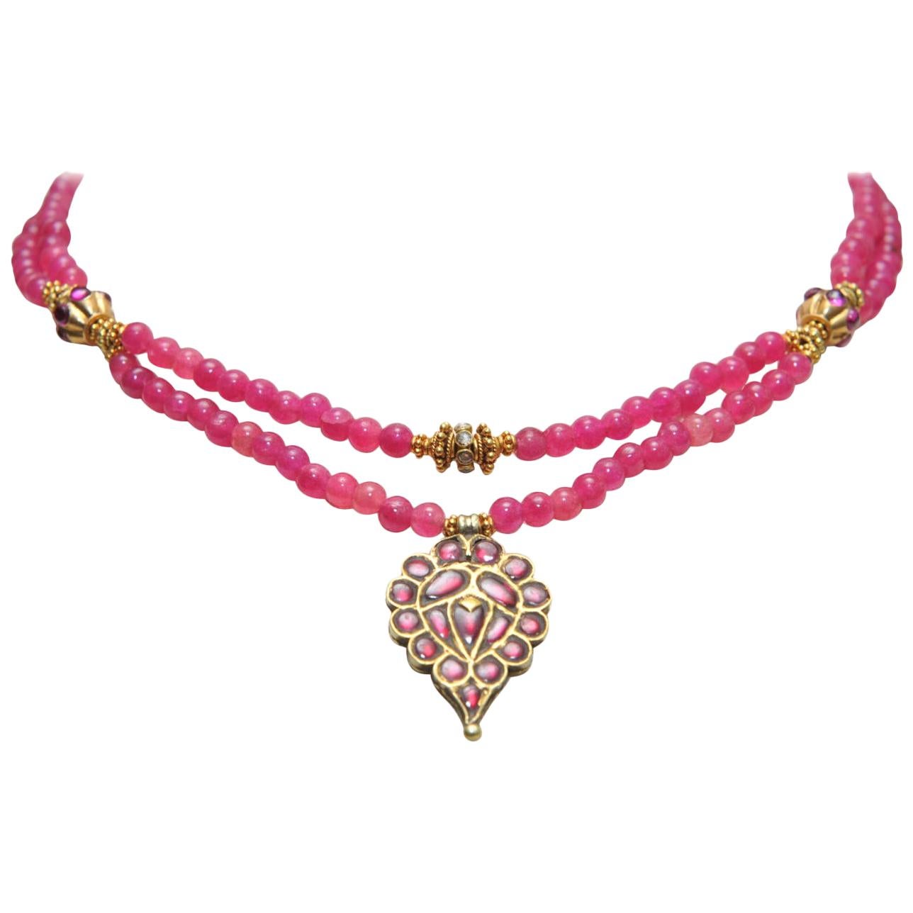 Halskette mit Rubin-, Diamant- und rosa Spinell-Anhänger aus 22 Karat Gold im Angebot