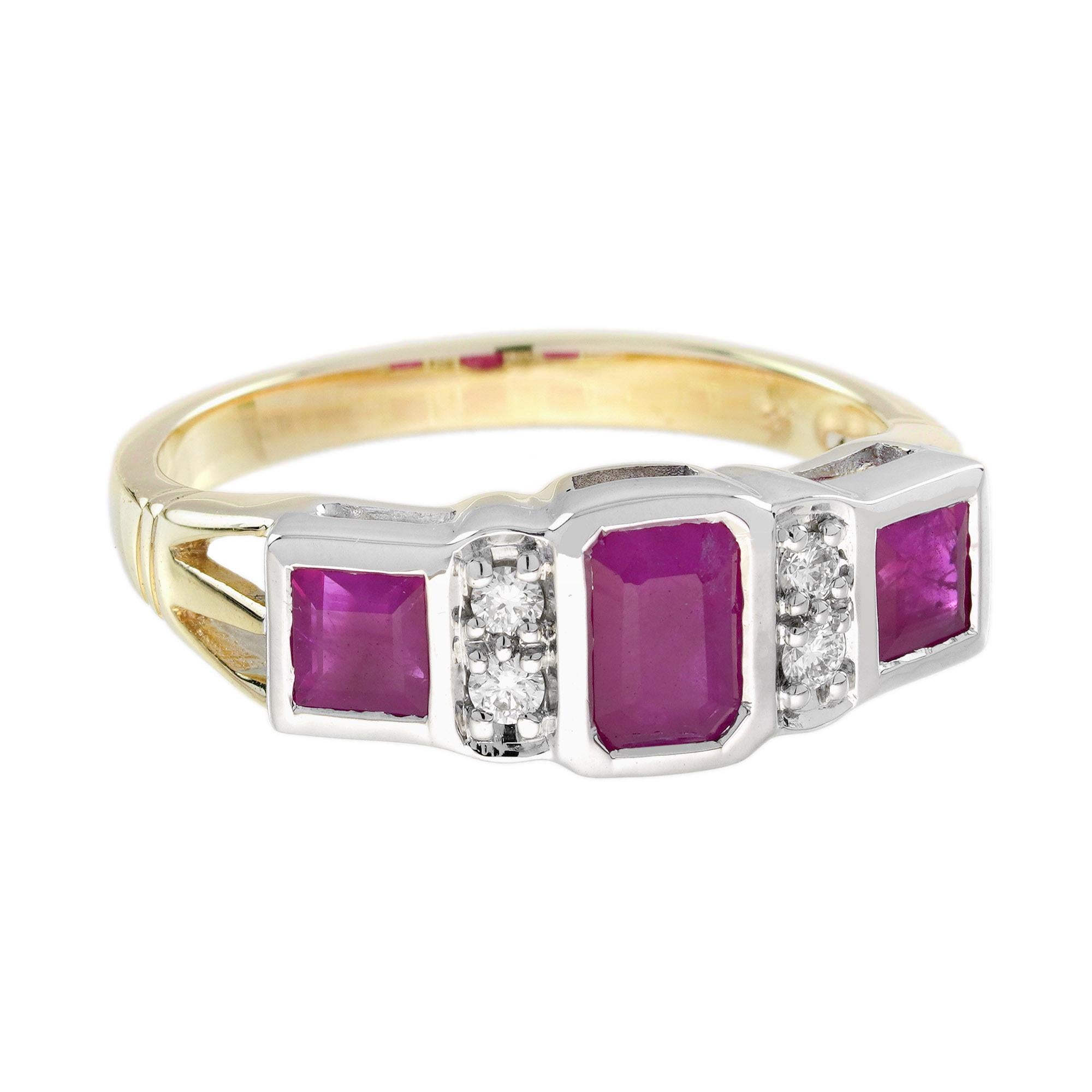 Rubí Diamante Anillo de Tres Piedras Estilo Art Decó en Oro Amarillo de 9 K Corte esmeralda en venta