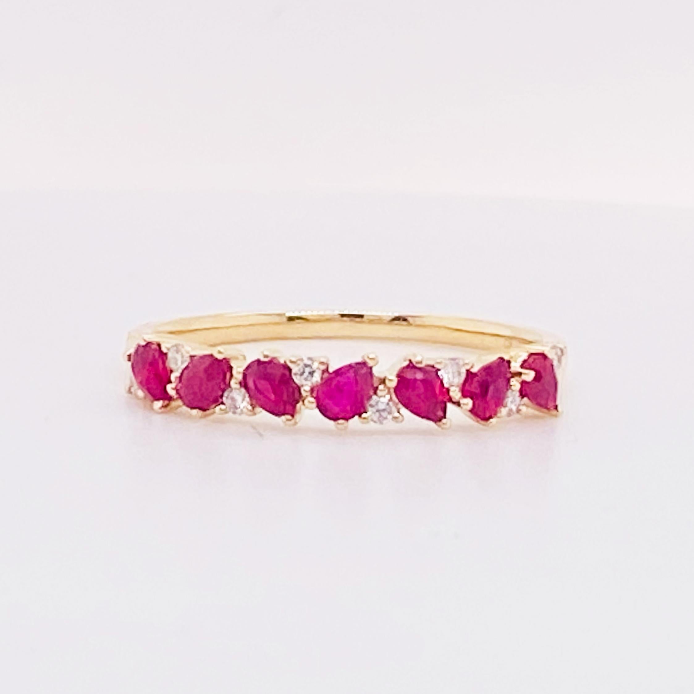 En vente :  Anneau empilable intéressant en or 14 carats avec rubis et diamants et rubis en forme de poire, taille ajustable 5