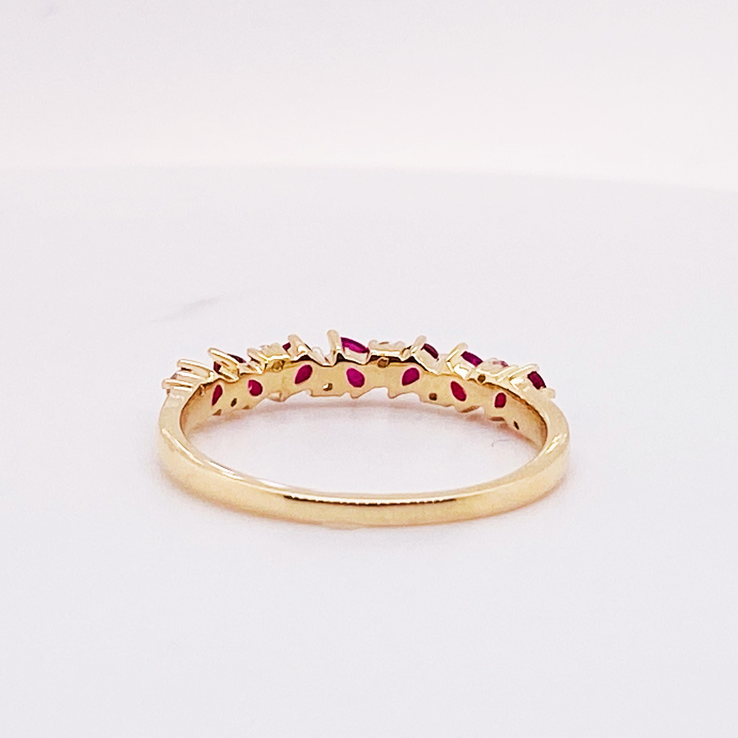 En vente :  Anneau empilable intéressant en or 14 carats avec rubis et diamants et rubis en forme de poire, taille ajustable 7