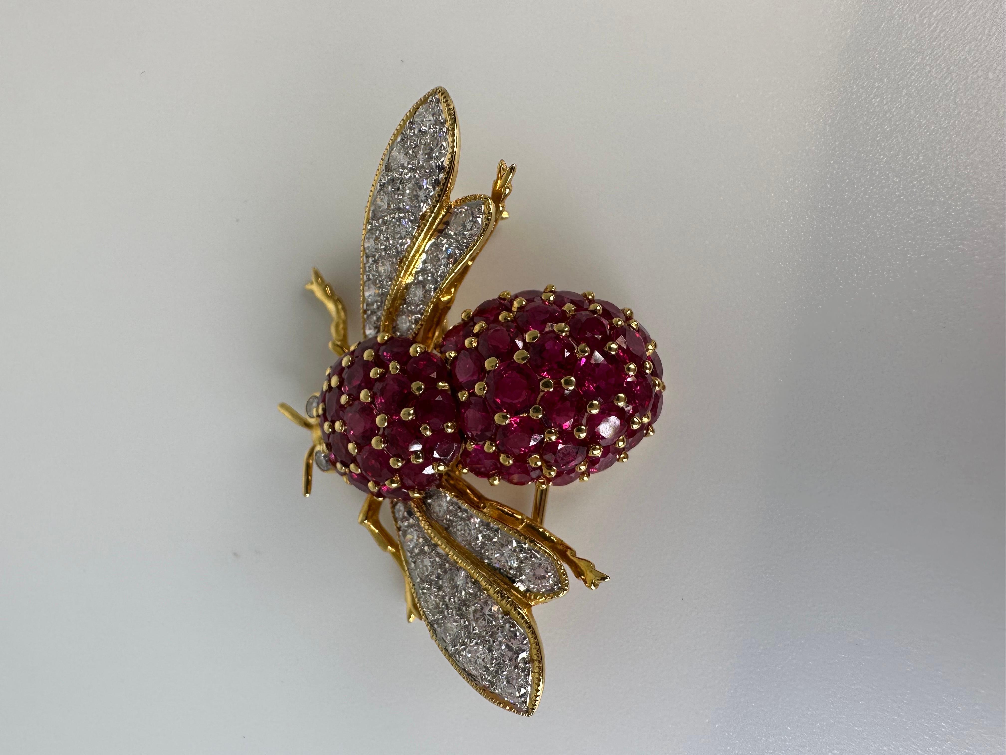 Untreared rubies, matching in that desired wine color pave set to perfection. This bee is not like any other made in 18KT yellow gold with top grade natural diamonds.

METAL: 18KT
NATURAL DIAMOND(S)
Clarity/Color: VS/F-G
Cut: Round