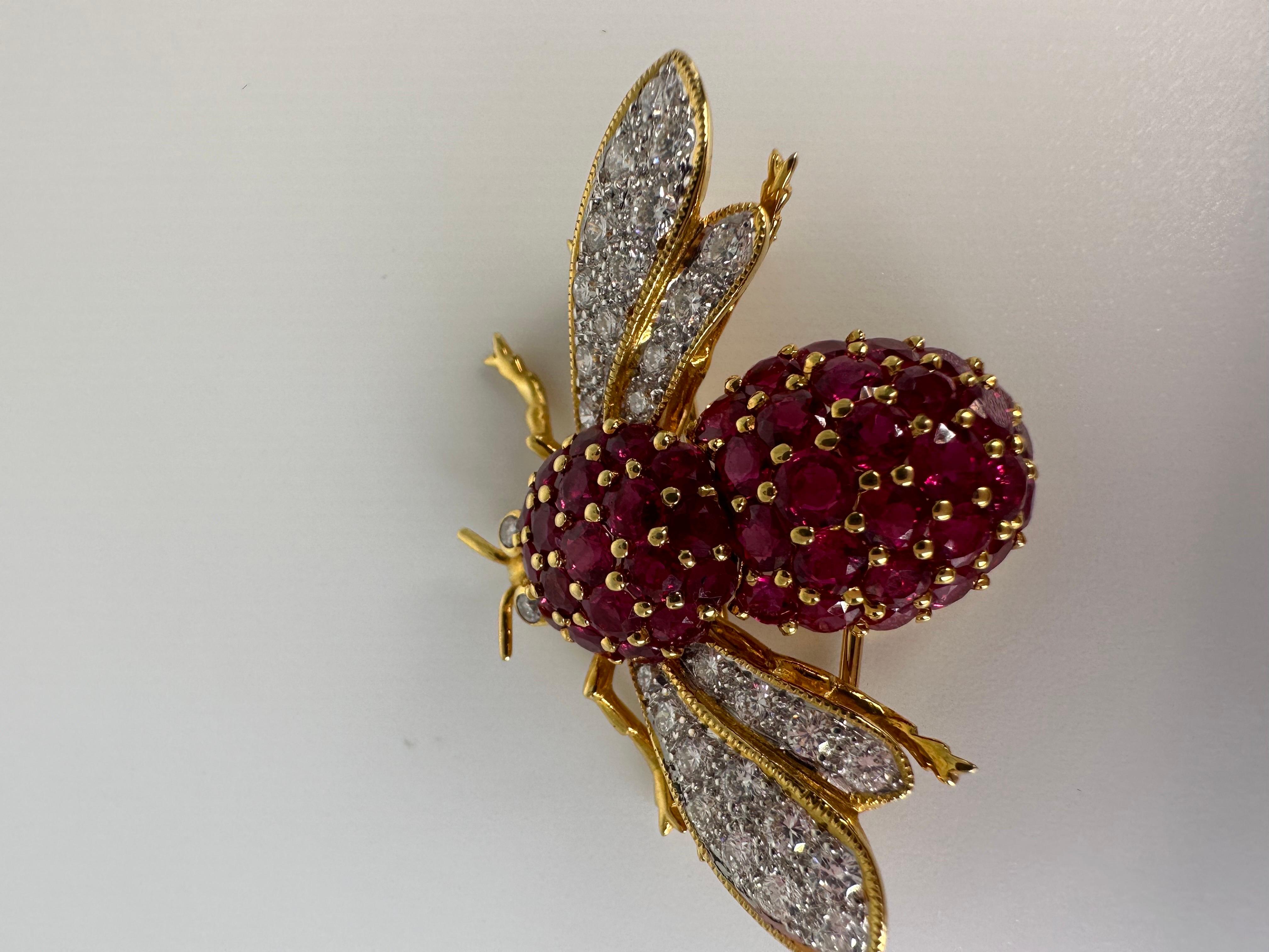 Ruby & Diamond bee brooch 18KT gold In New Condition For Sale In Jupiter, FL
