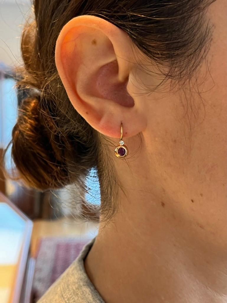 Artisan Boucles d'oreilles victoriennes en or rose 18 carats avec rubis et diamants, dos français 14 carats en vente