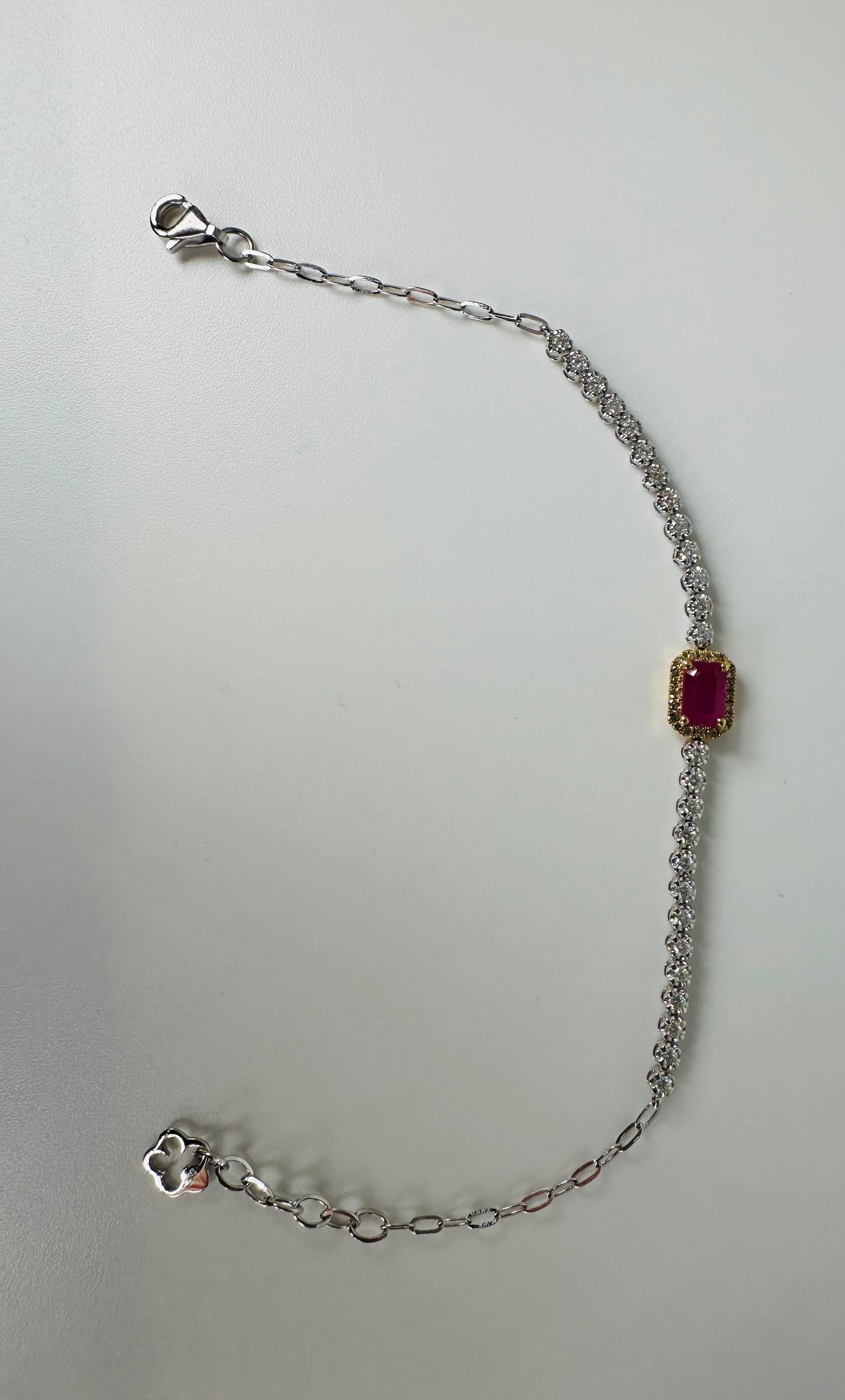 Bracelet simple de rubis et diamants en or 14KT avec un grand rubis de 2 carats au centre et des diamants VS partout, la longueur est ajustable sur le bracelet et conviendra à la plupart des gens. 

CE QUE VOUS OBTENEZ À LA BIJOUTERIE STAMPAR