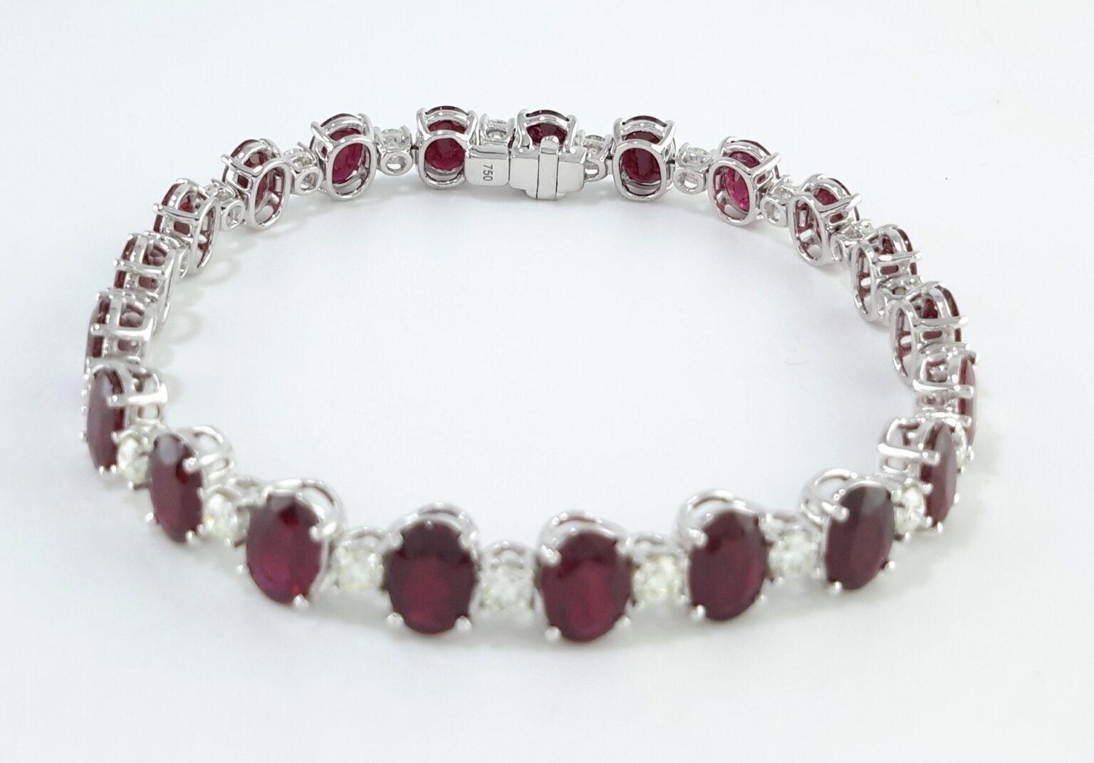 Questo splendido bracciale è caratterizzato da una serie di vividi rubini dal taglio ovale per un totale di ben 18,99 carati, con ogni pietra che emana un colore rosso intenso e ricco. Incastonato in oro bianco 18 carati e con un peso di 16,54