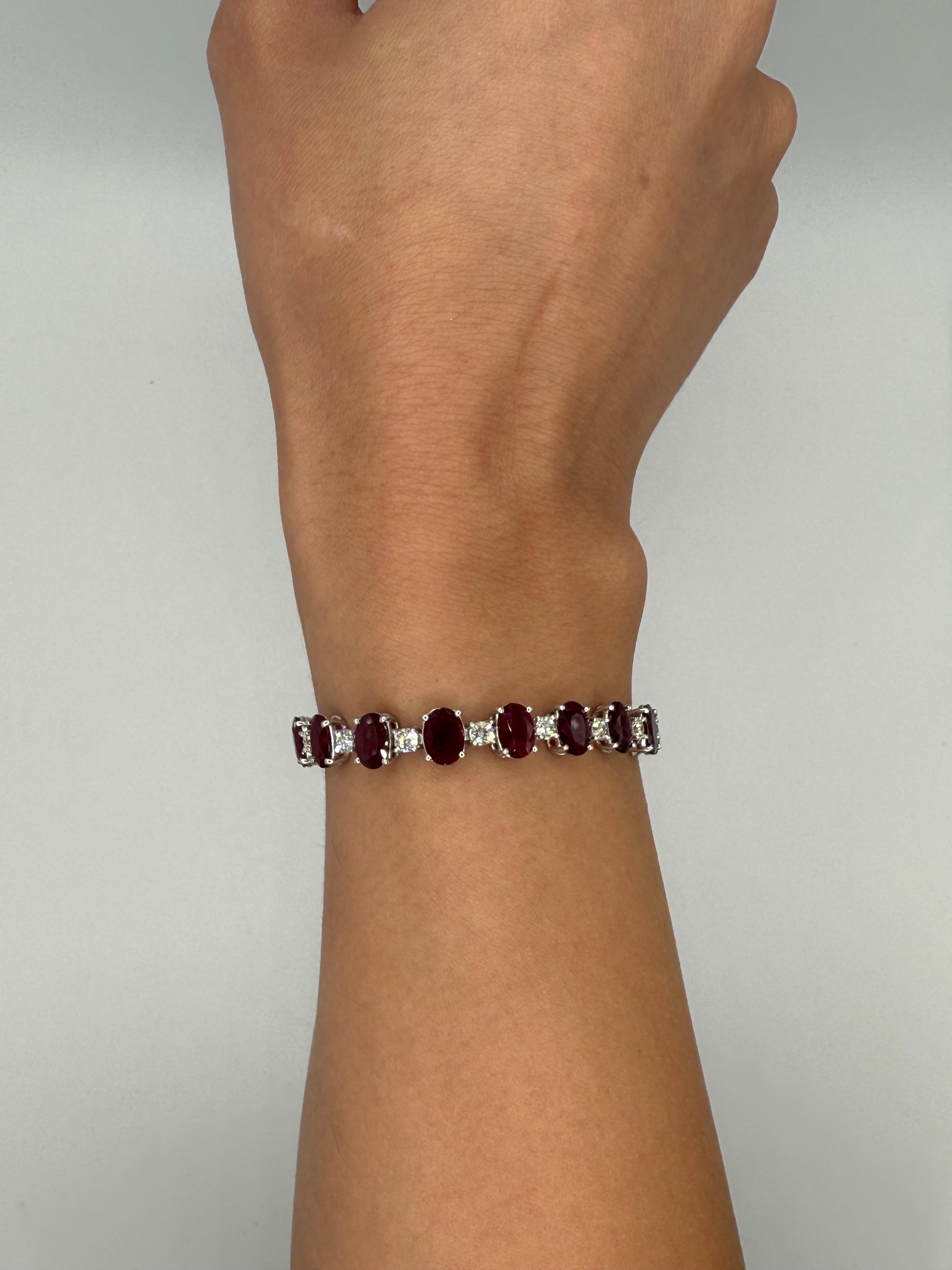 Moderno Bracciale con diamanti e rubini in vendita