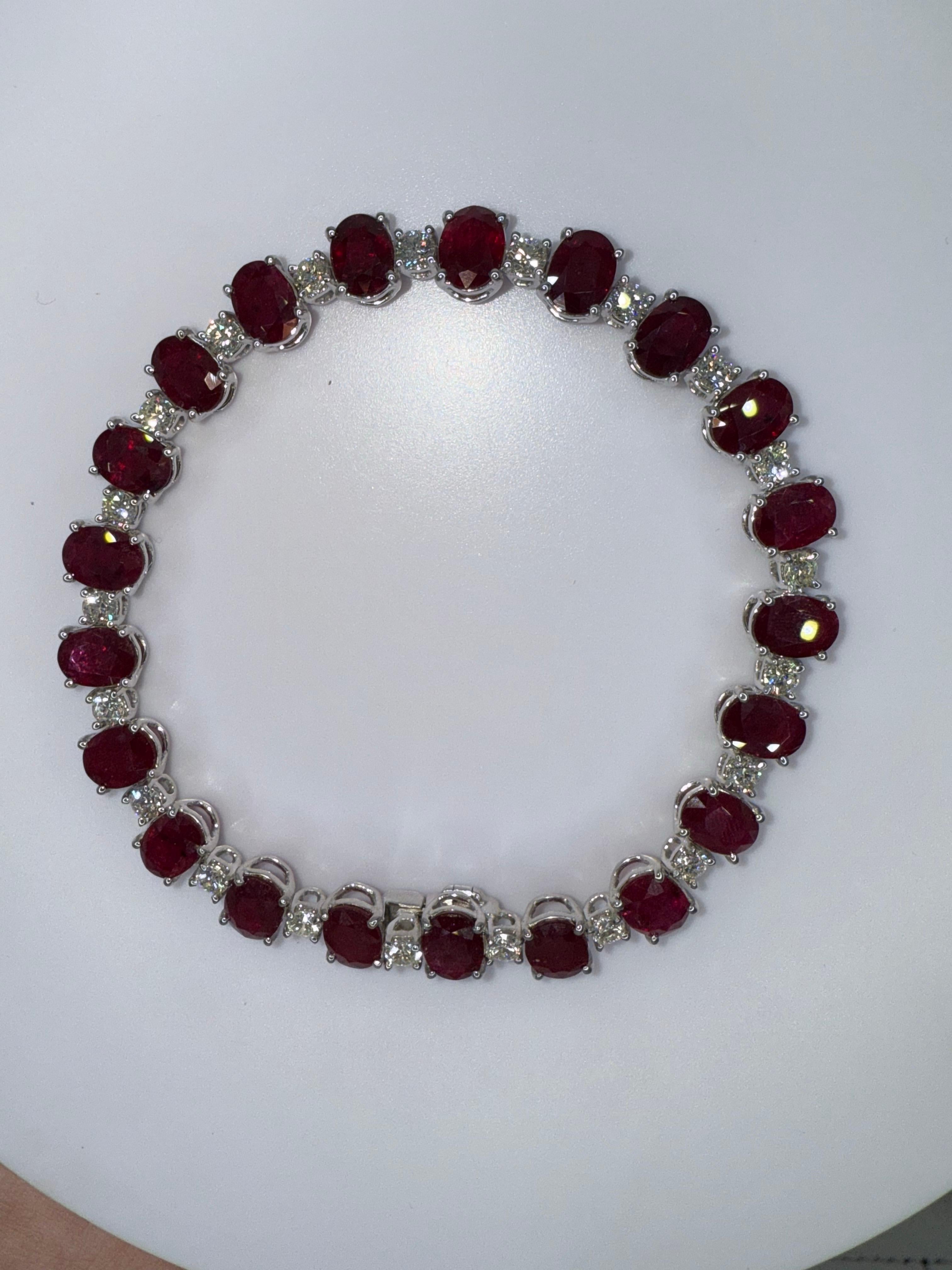 Taglio ovale Bracciale con diamanti e rubini in vendita