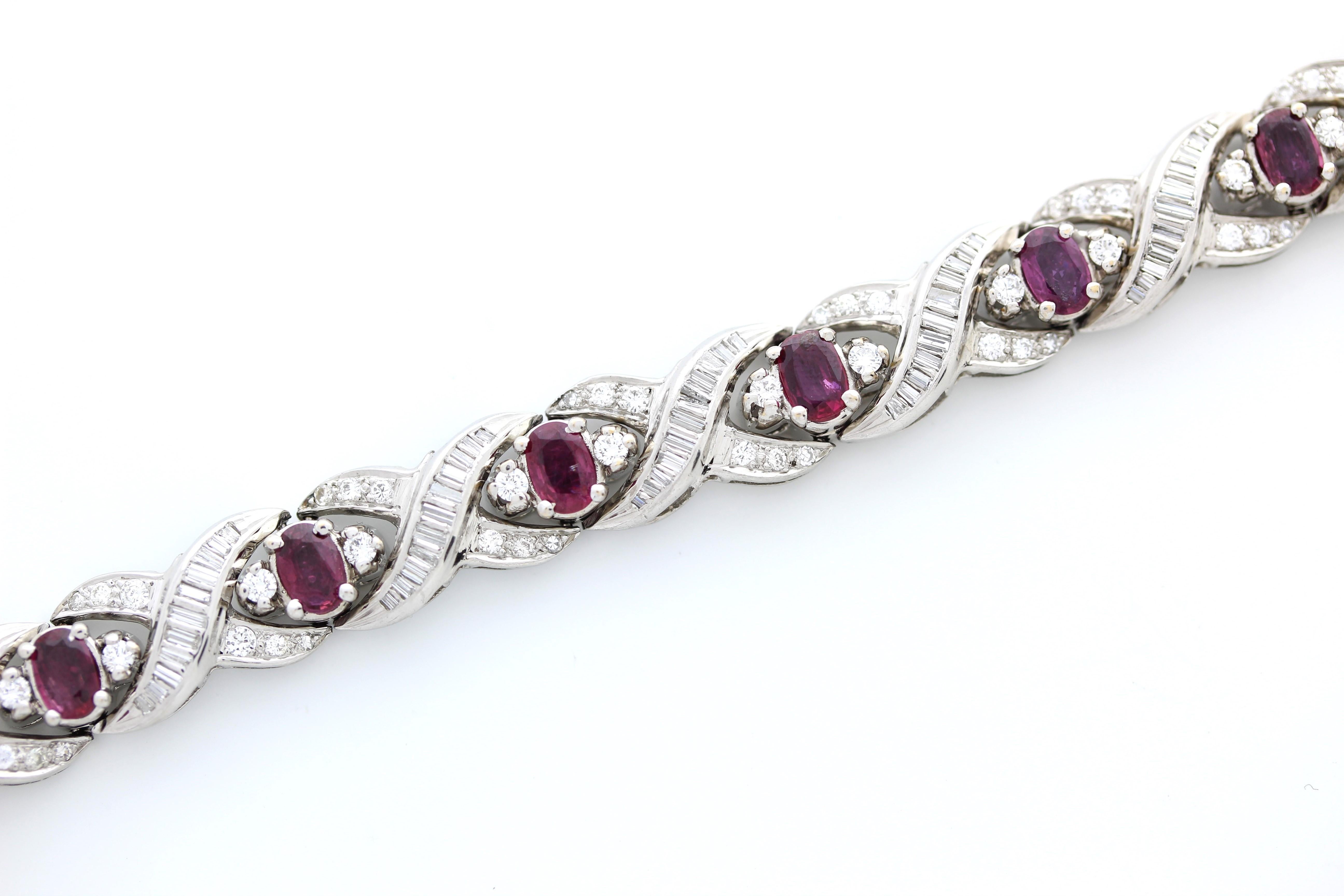 Bracelets avec une combinaison de rubis, de platine, de diamants ovales et de pierres rondes. Les bijoux en rubis et en diamant peuvent être tout à fait exquis, et le choix du métal et de la forme des pierres peut grandement influencer le design