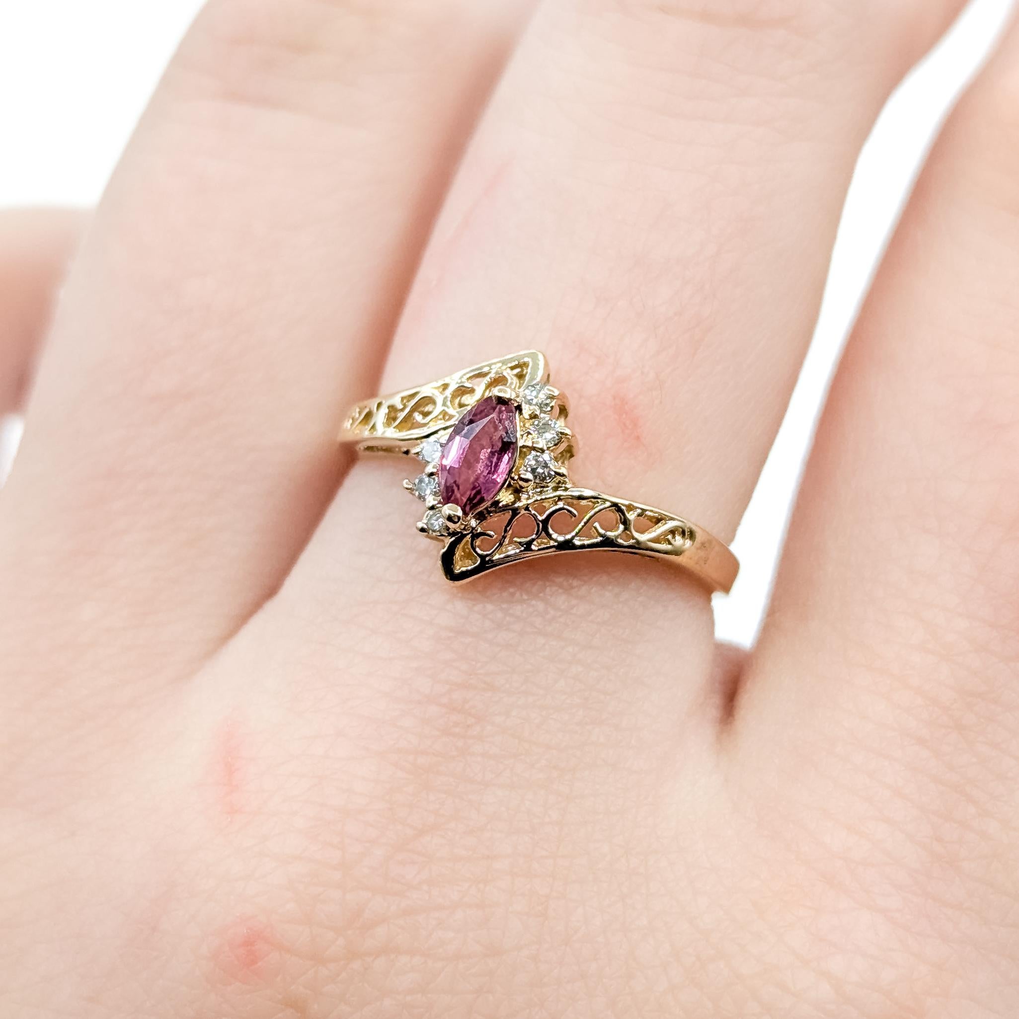 Taglio ovale Ruby & Diamond Bypass Ring in 14k in vendita