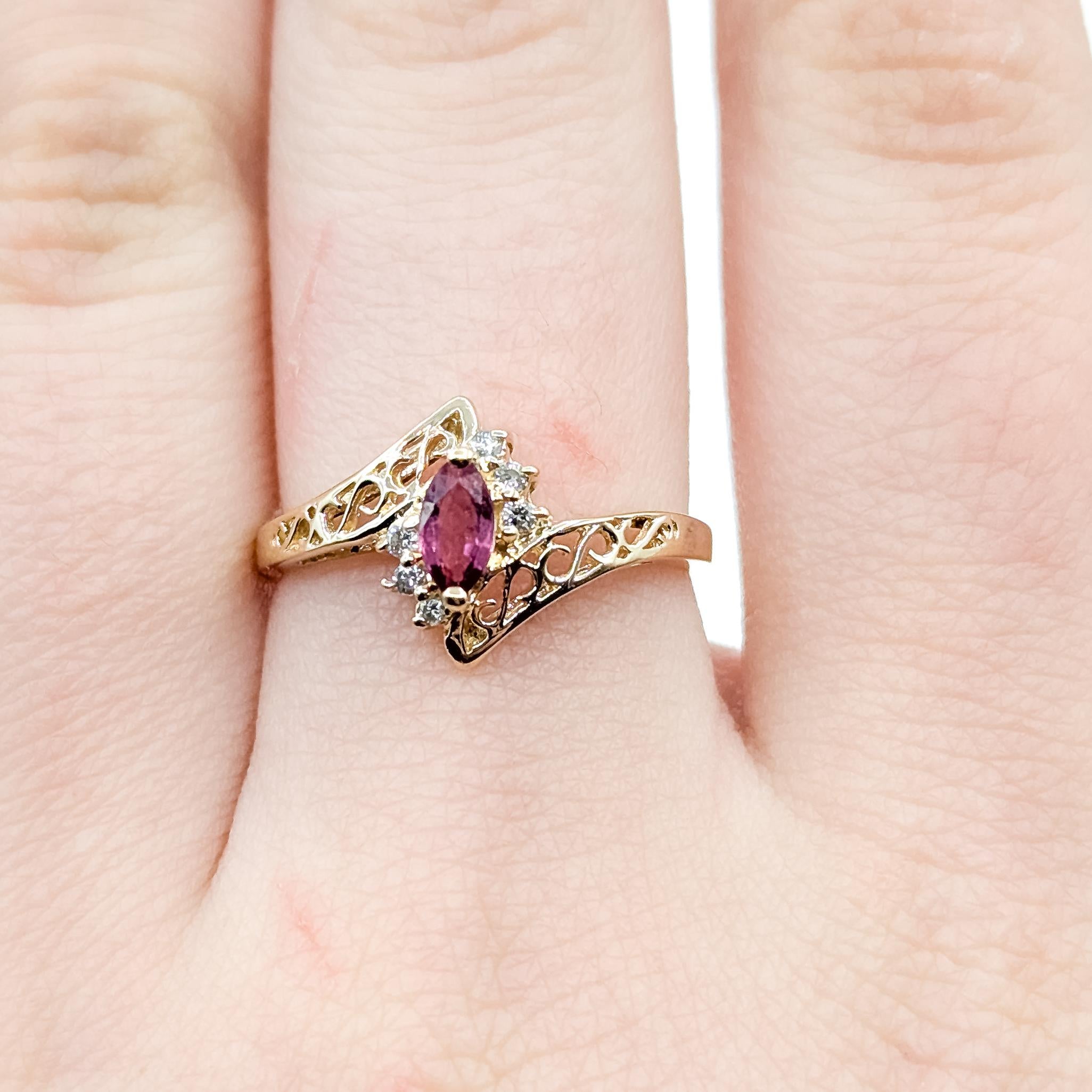 Ruby & Diamond Bypass Ring in 14k In condizioni ottime in vendita a Bloomington, MN