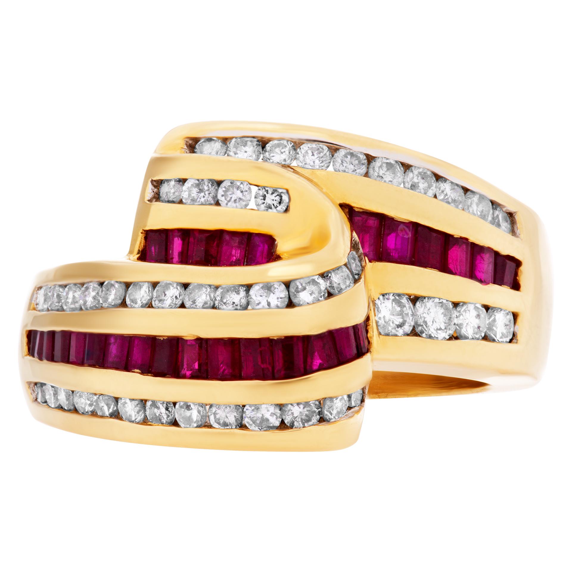 Anello bypass con rubini e diamanti in oro 18k con 0,50 carati di diamanti di colore G-H e purezza VS e 0,50 carati di rubini. Dimensione 7

Questo anello con diamanti e rubini è attualmente di misura 7. Alcuni articoli possono essere tagliati in