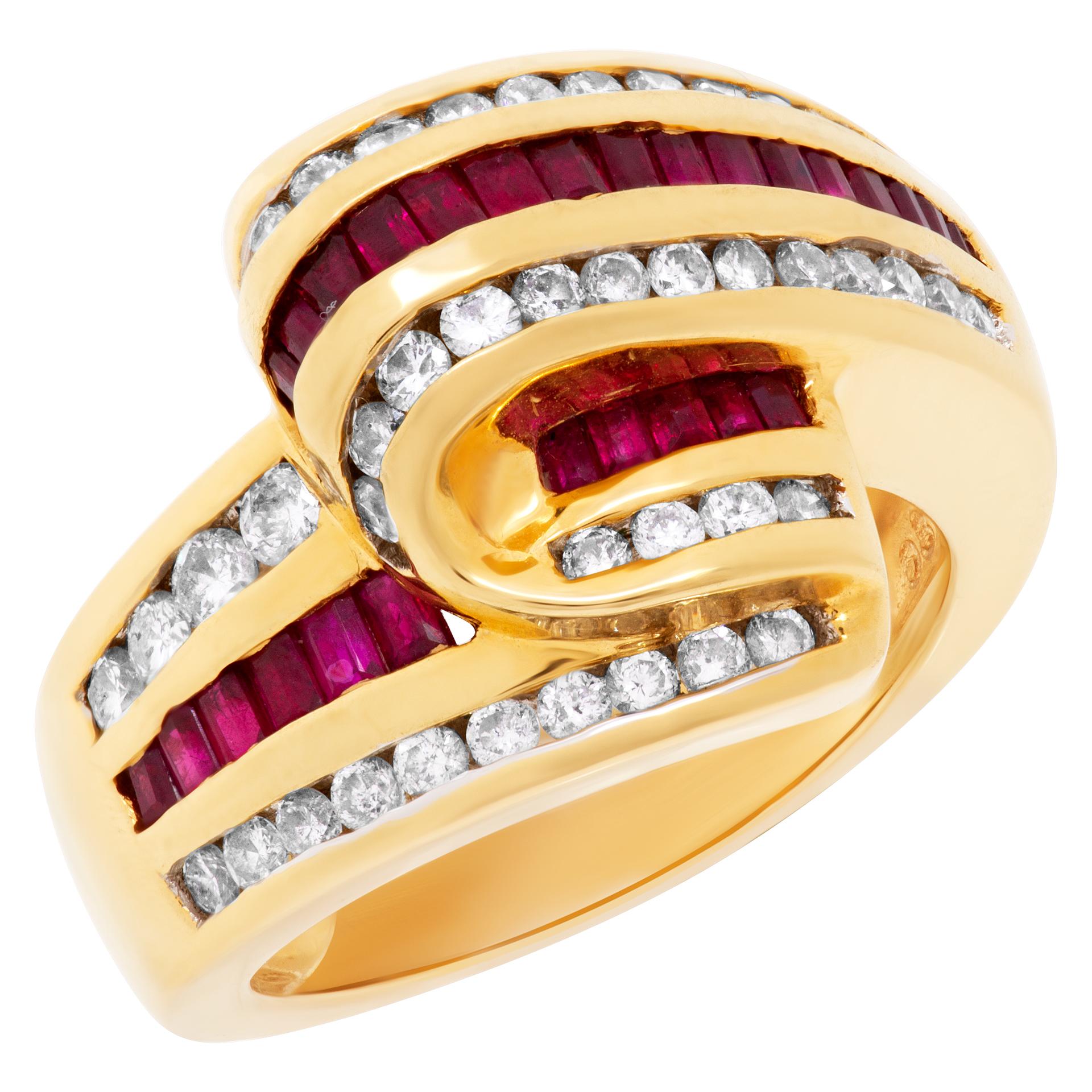 Ruby & diamond bypass swirl ring in 18k gold In Excellent Condition For Sale In Surfside, FL