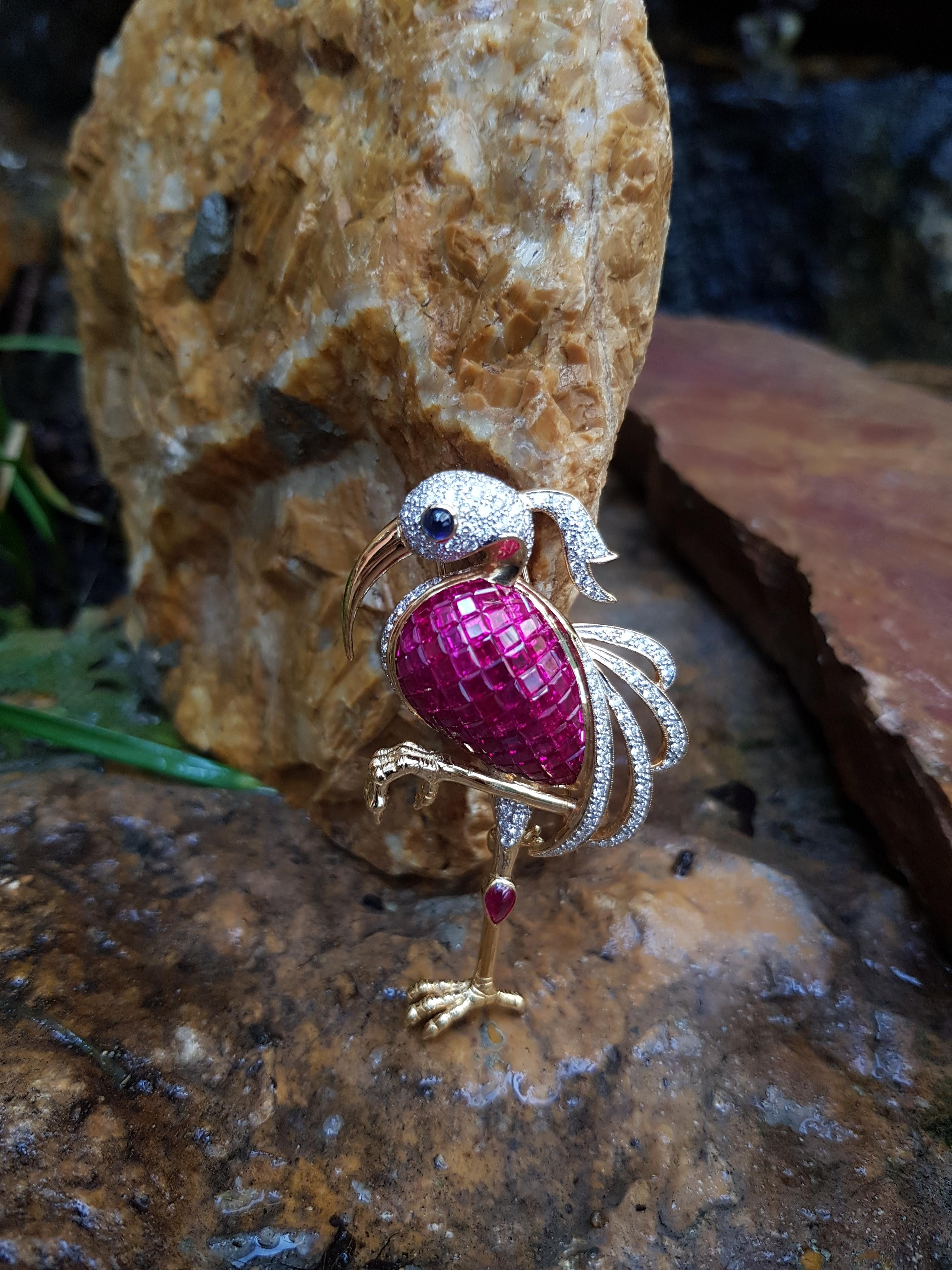 Ruby, Diamond, Cabochon Ruby, Cabochon Blue Sapphire Bird Brooch 18 Karat Gold In New Condition For Sale In Bangkok, TH
