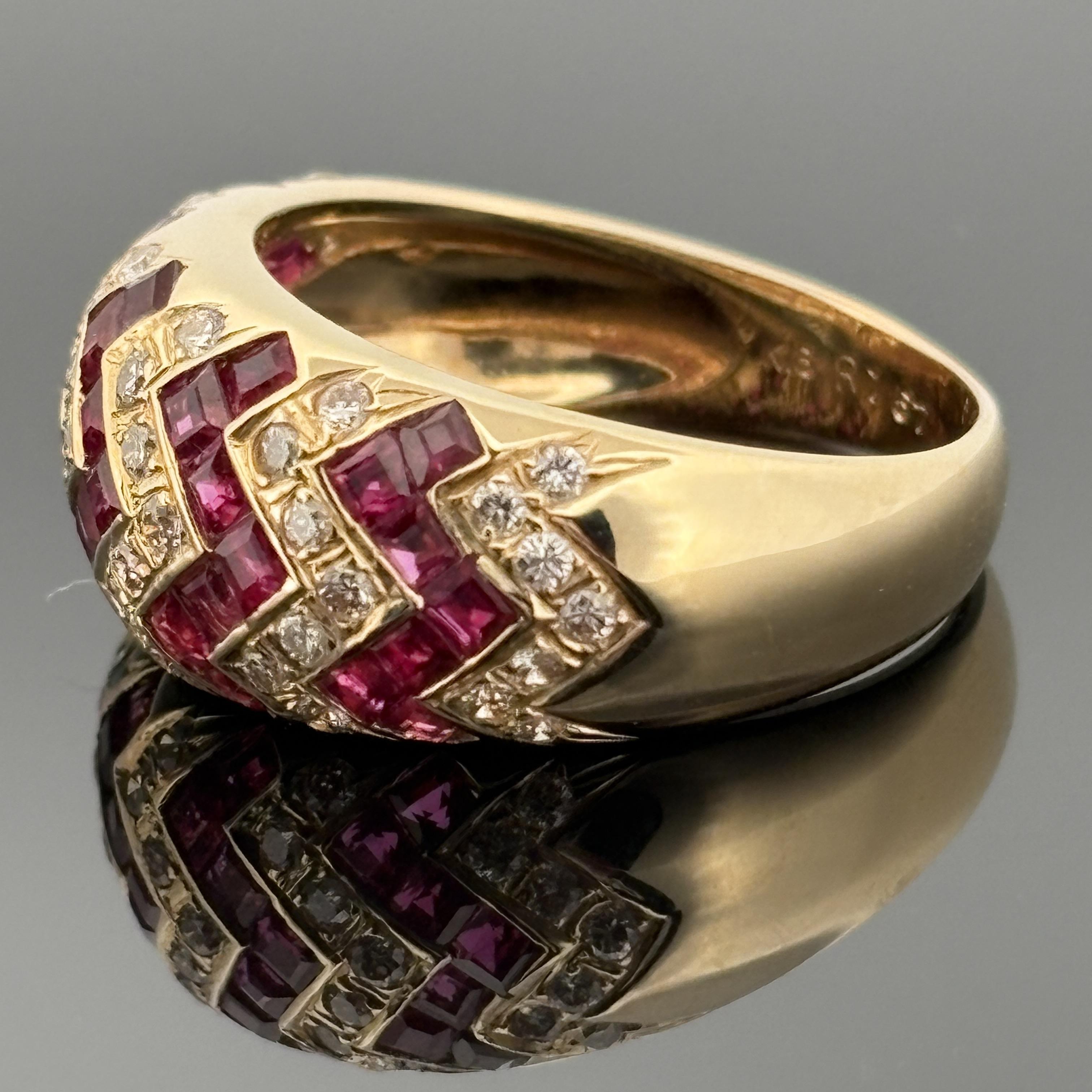 Rubis - sertis en chevron, richement colorés et bien assortis

Diamants - couleur H, pureté VS2/SI1, apportant brillance et contraste.

Métal - Or jaune 18 carats, 6,3 grammes

Taille - 6.5, redimensionnable

Dimensions - 9,5 mm sur le dessus,