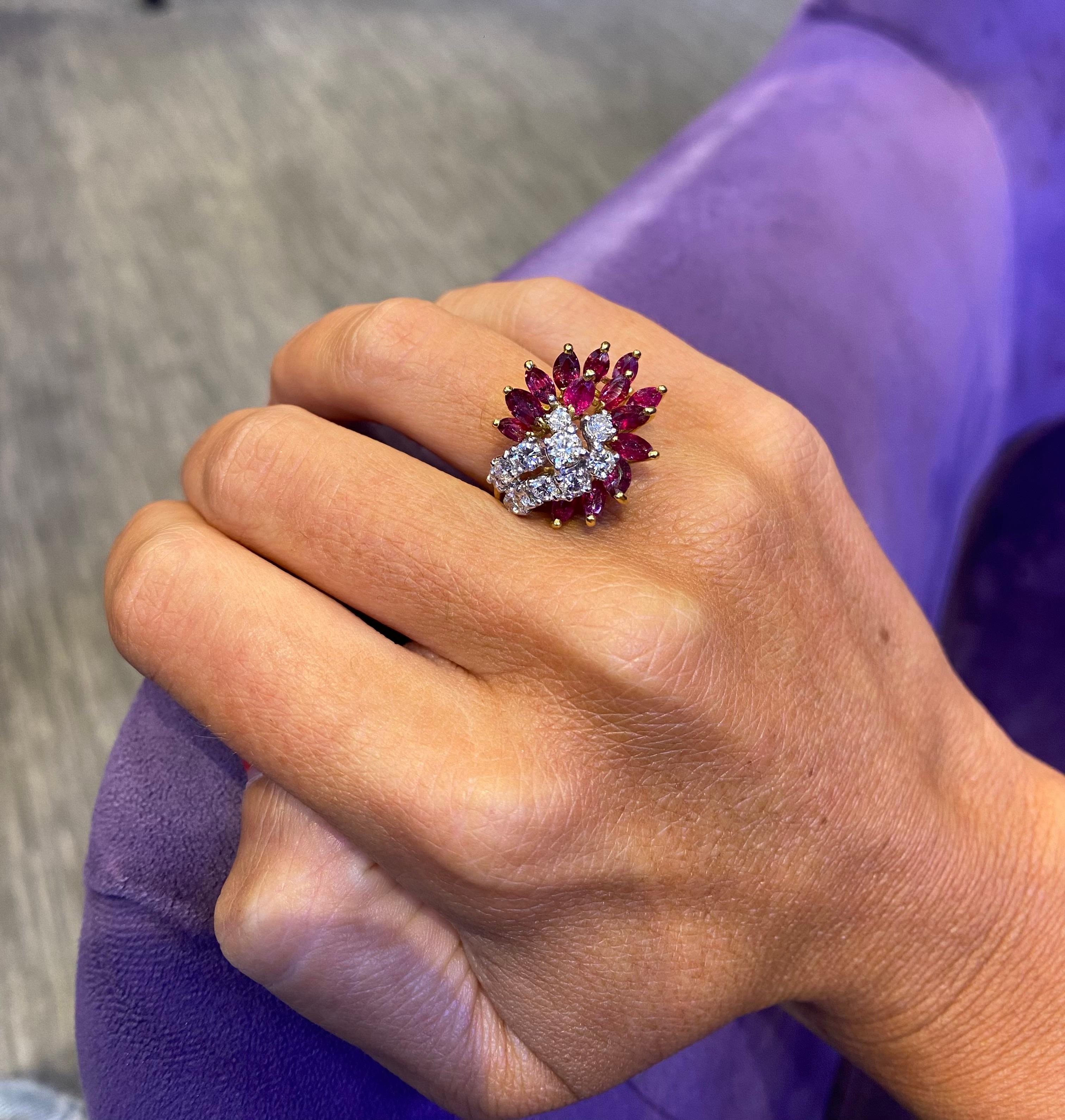 Anello con cluster di rubini e diamanti.

Un anello con rubini taglio marquise e diamanti taglio rotondo incastonati in oro giallo 18 carati.

Misura dell'anello: 6.5

Ridimensionamento gratuito

