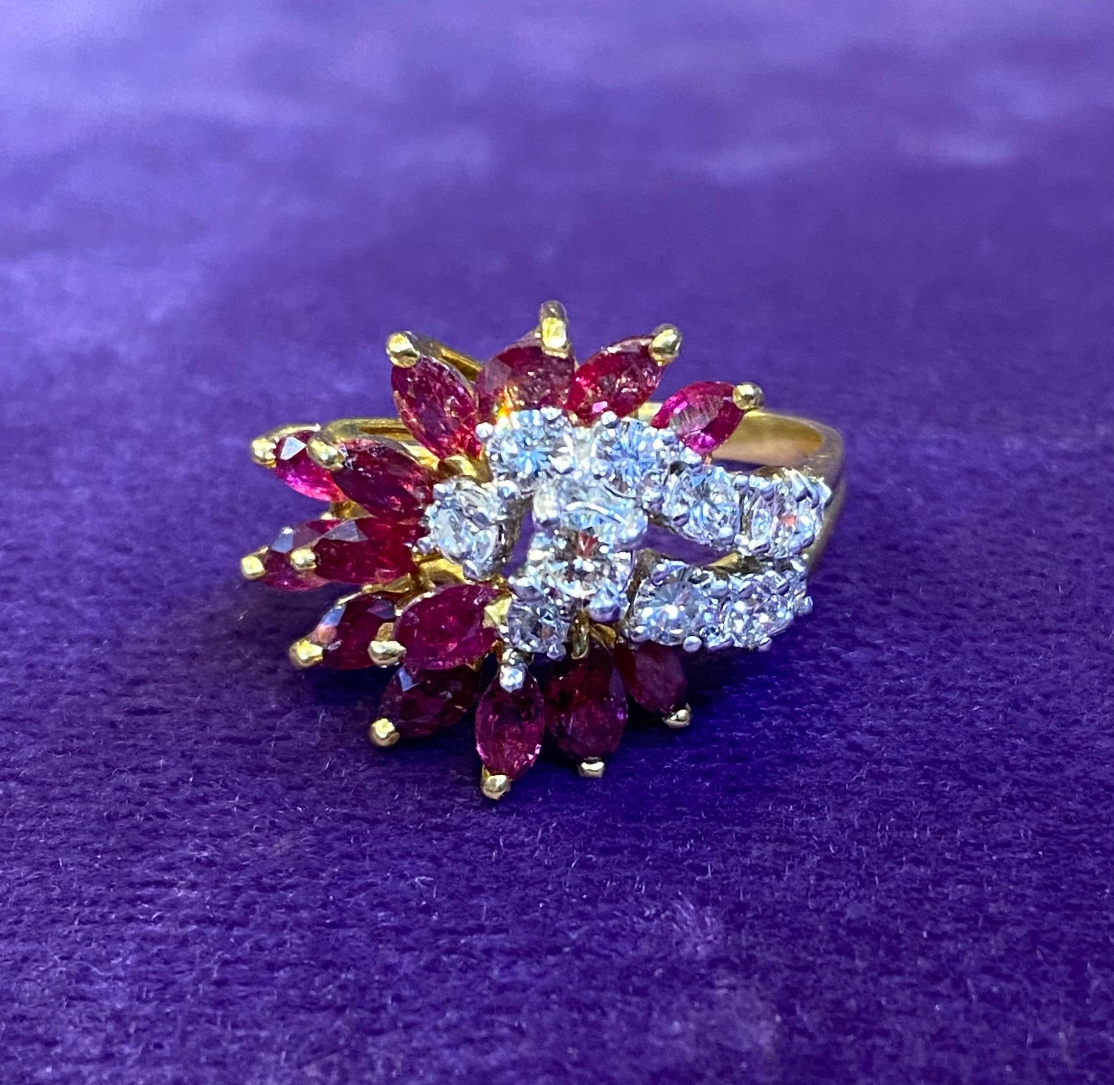 Anello con cluster di rubini e diamanti In condizioni ottime in vendita a New York, NY