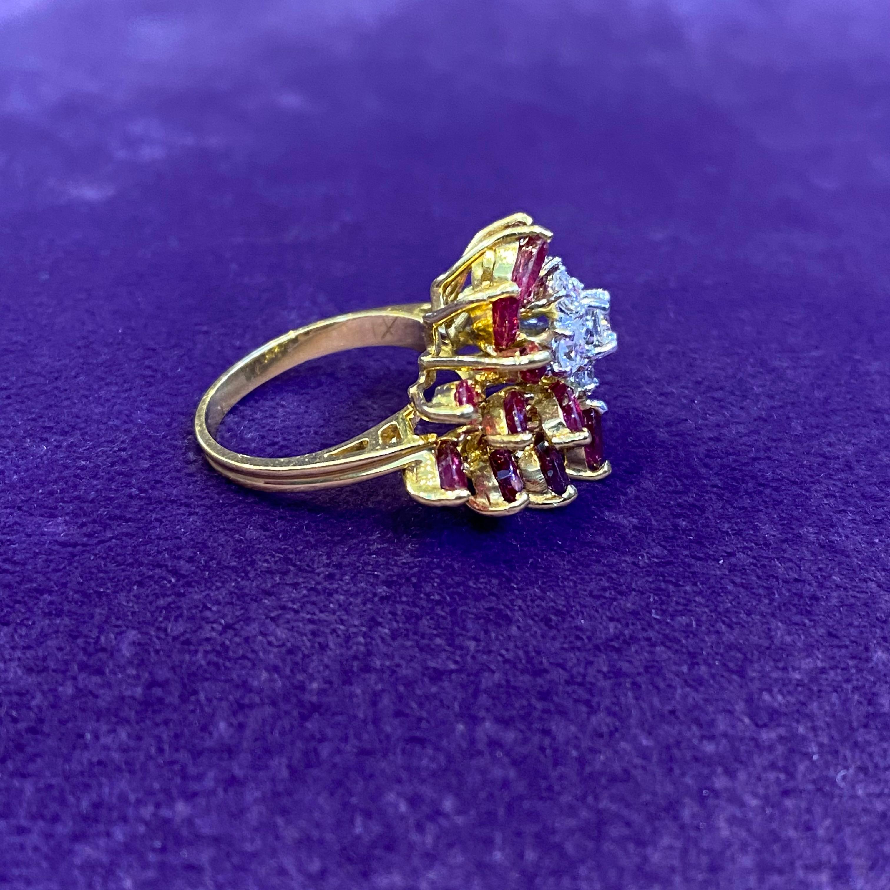 Anello con cluster di rubini e diamanti in vendita 3