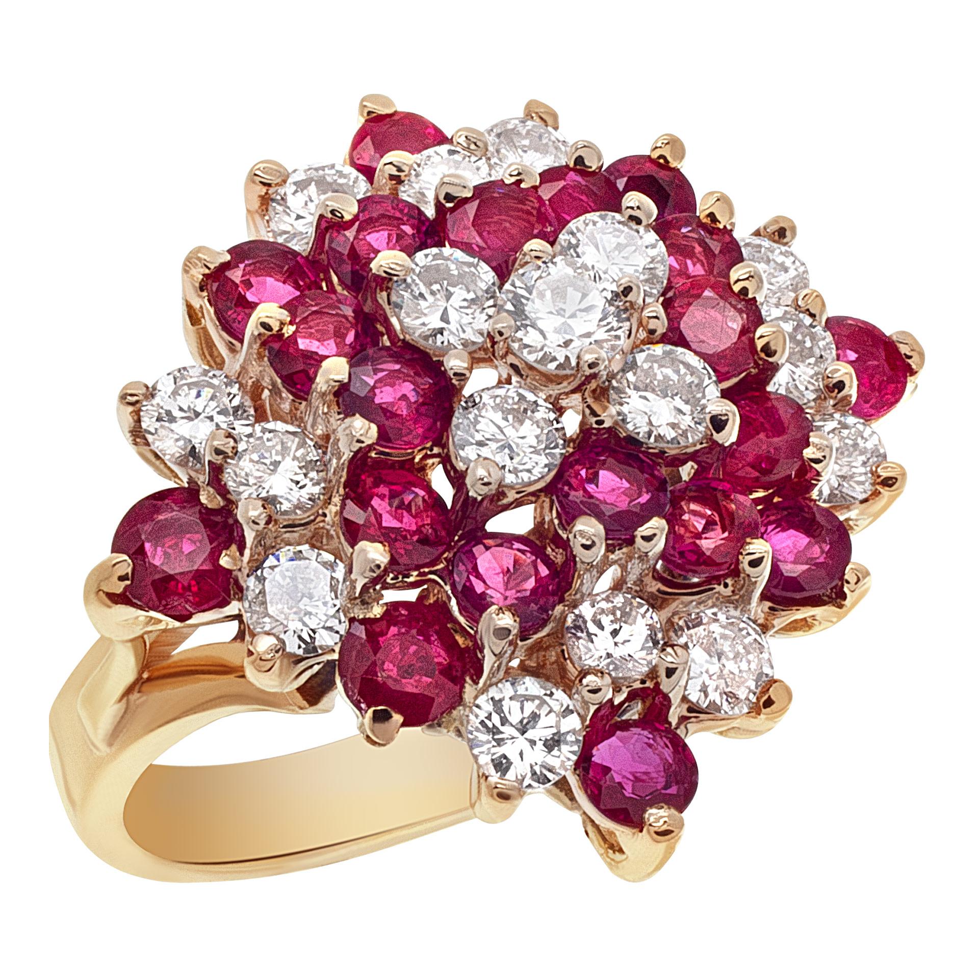Bague en grappe de rubis et de diamants en or jaune 14 carats Excellent état - En vente à Surfside, FL